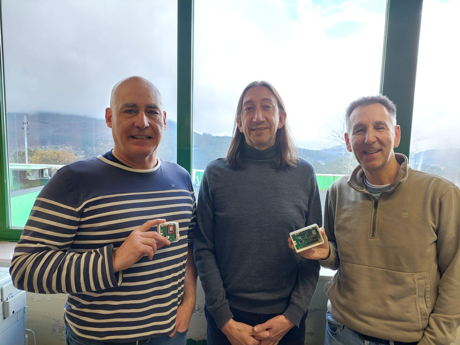 Enrique Granada, Pablo Eguía y Miguel González con un dispositivo.