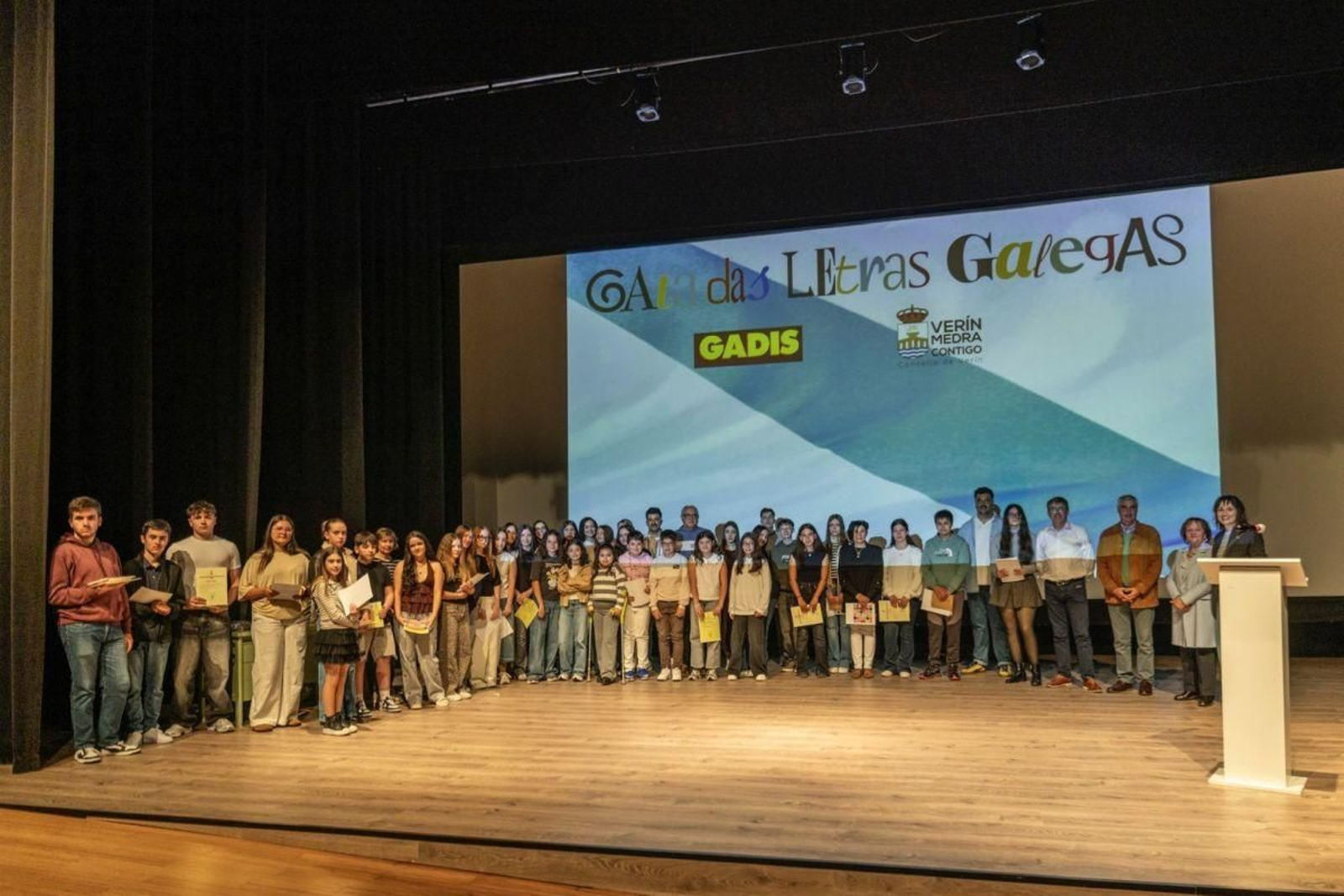 Os escolares verinenses que tomaron parte nos concursos literarios das Letras Galegas na vila.