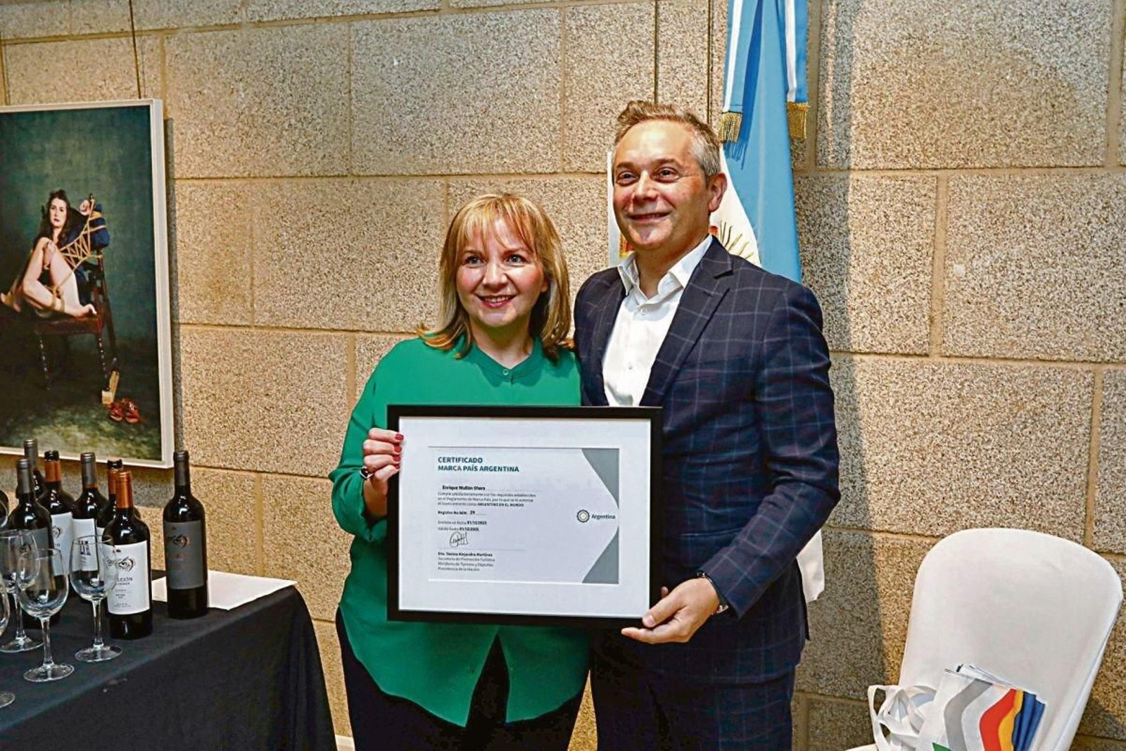 La nueva cónsul de Argentina Silvina Montenegro entrega el premio a Enrique Mallón, hispano-argentino.