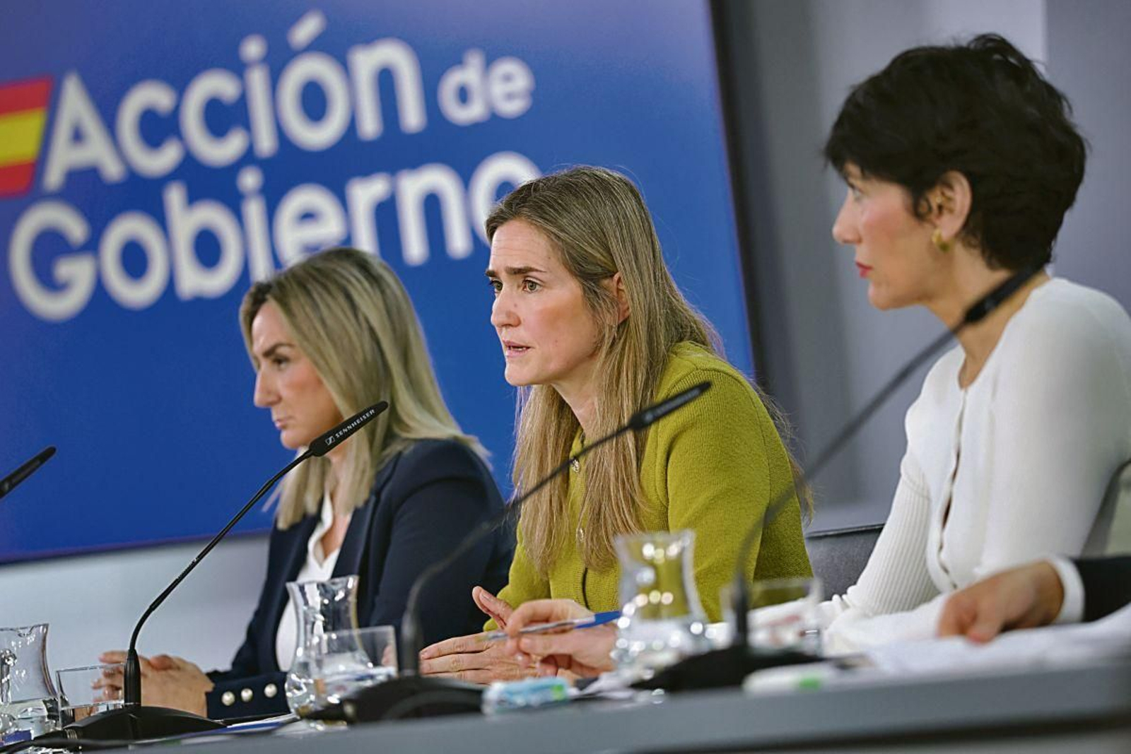 Milagros Tolón, Sara Aagesen y Elma Saiz, tras el Consejo de Ministros.