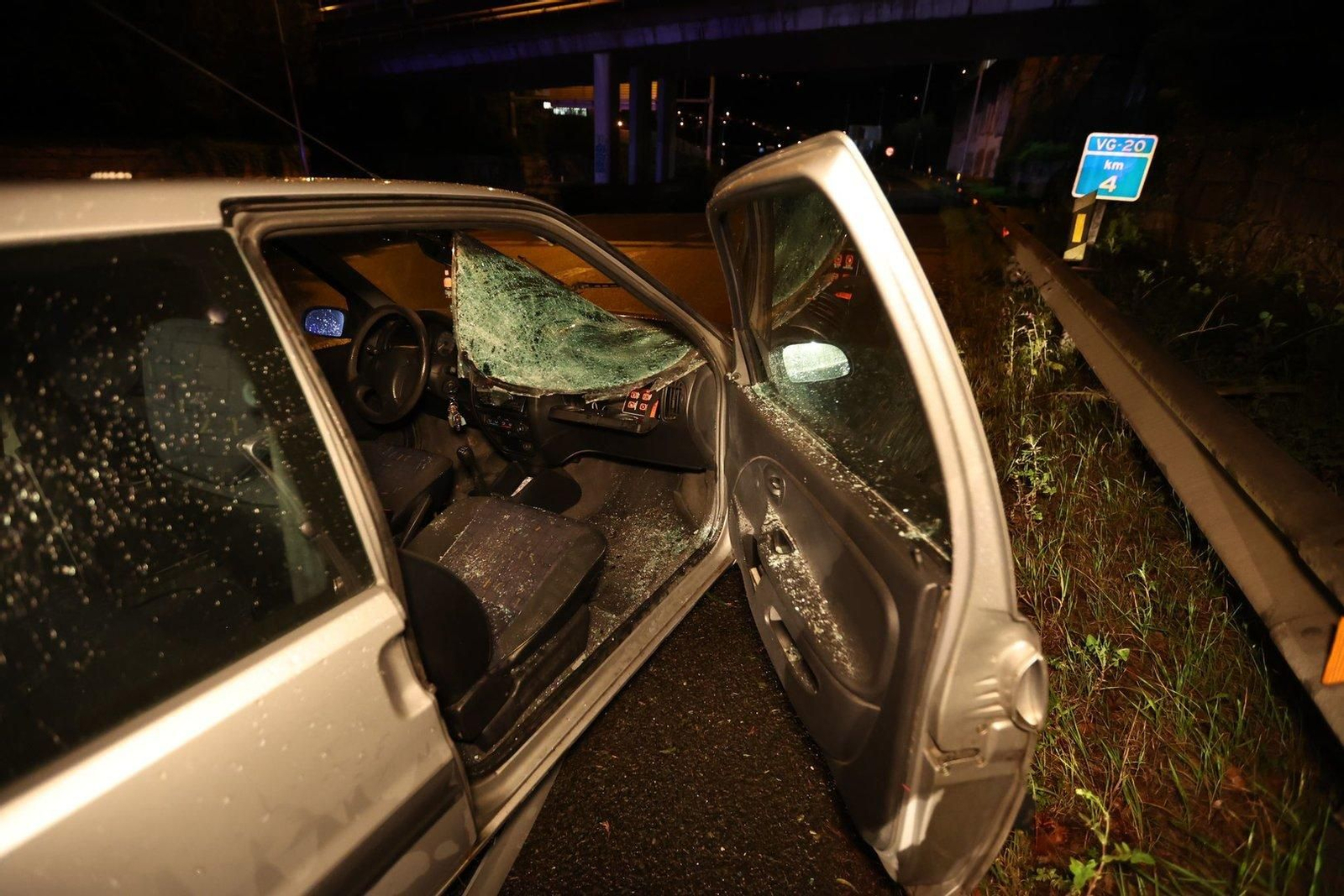 Así quedó el coche que embistió a la mujer fallecida en San Andrés de Comesaña. // Alberte