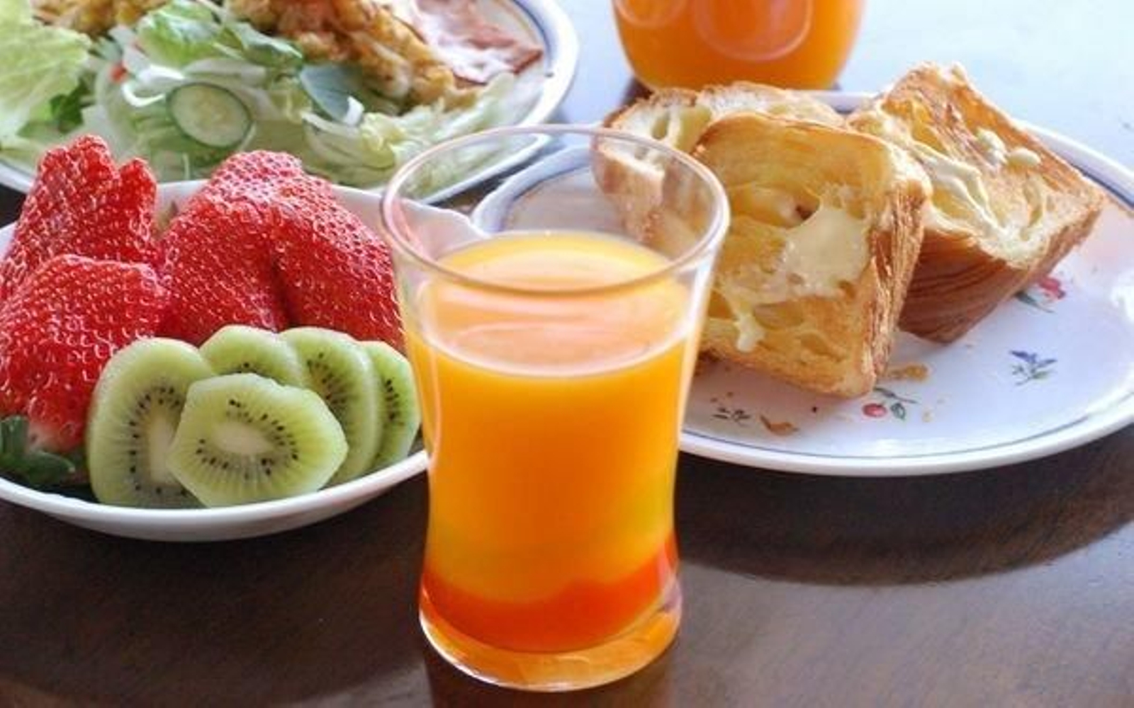 Zumos naturales y fruta fresca para un desayuno natural.