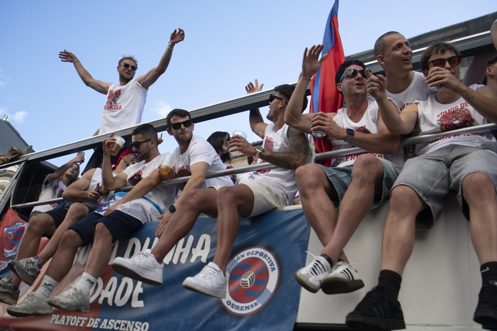Galería | La aplaudida acogida de los unionistas a la UD Ourense contrasta con la pitada a Jácome en la Plaza Mayor, en fotos