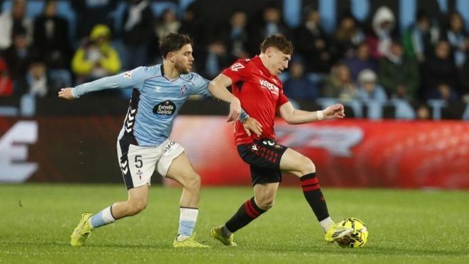A Sergio Carreira le tocó el pasado viernes vigilar al espídico jugador de Osasuna Víctor Muñoz bajo la lluvia en Balaídos.