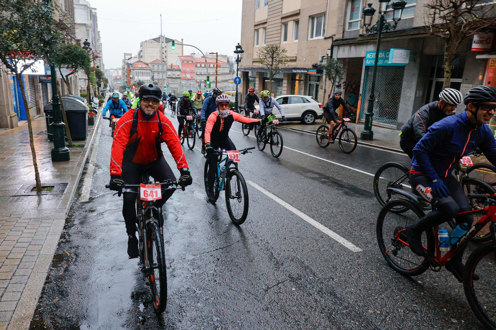 Galería | Decenas de ciclistas participan en la Gran Bikedada de Vigo