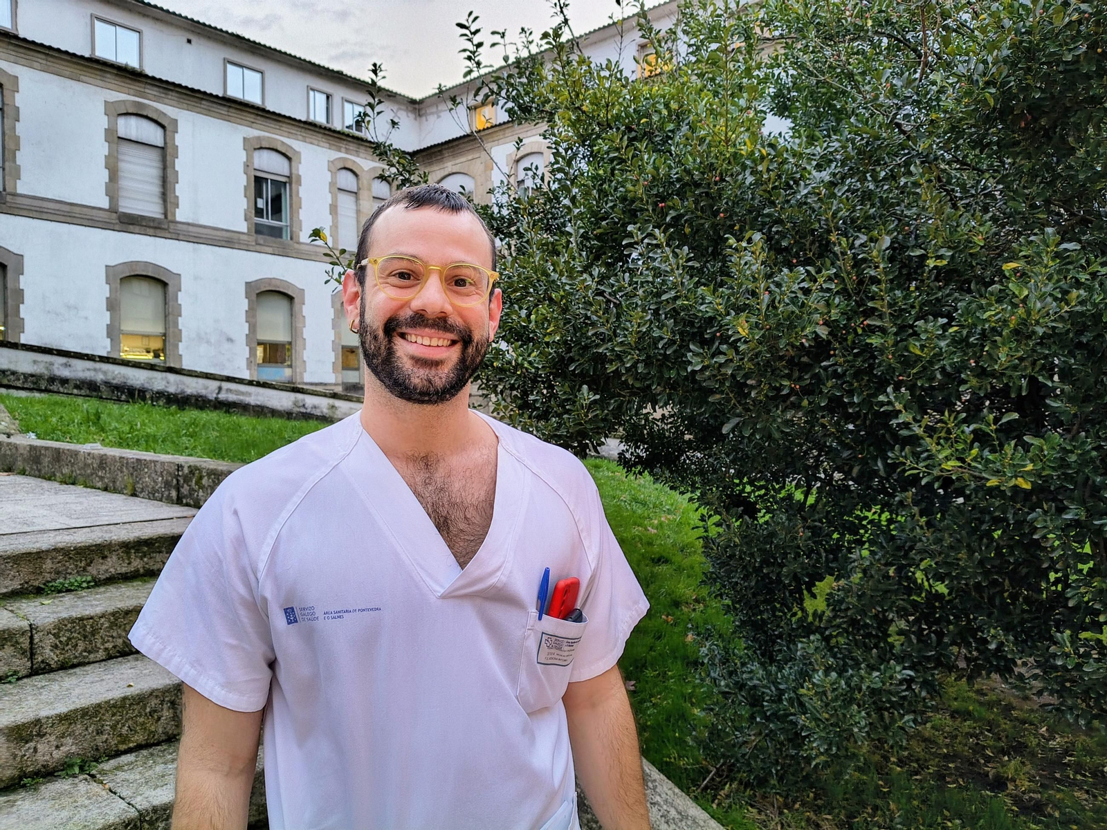 Hadrián Pernas fronte ao Hospital Provincial.