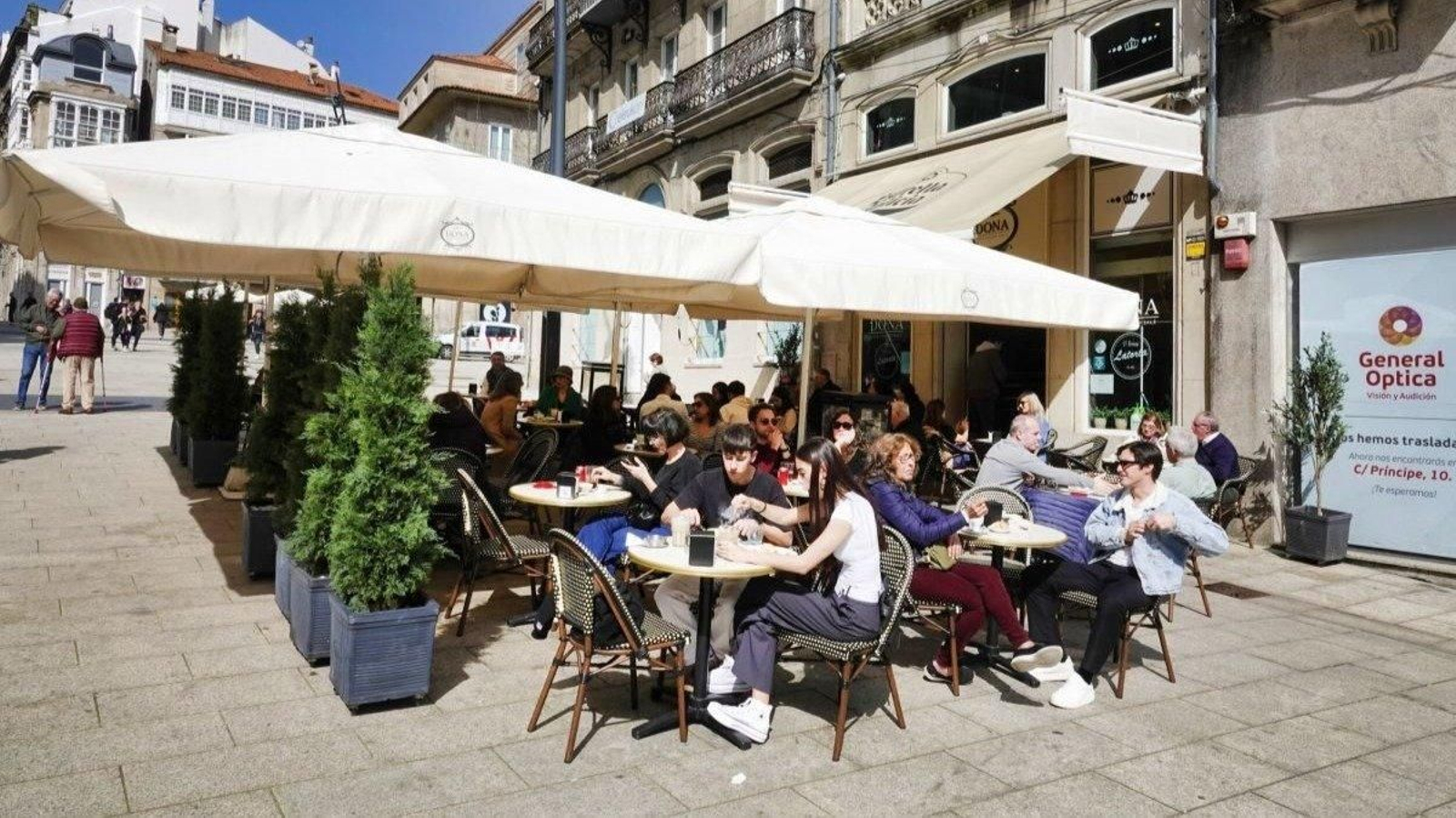 Una terraza en la Porta do Sol cualquier mañana de verano, repleta de gente.