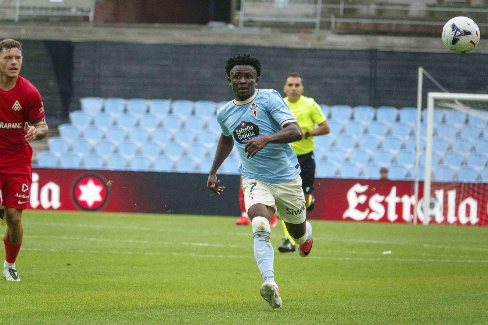 Galería | El Celta Fortuna se estrena como local en Segunda División