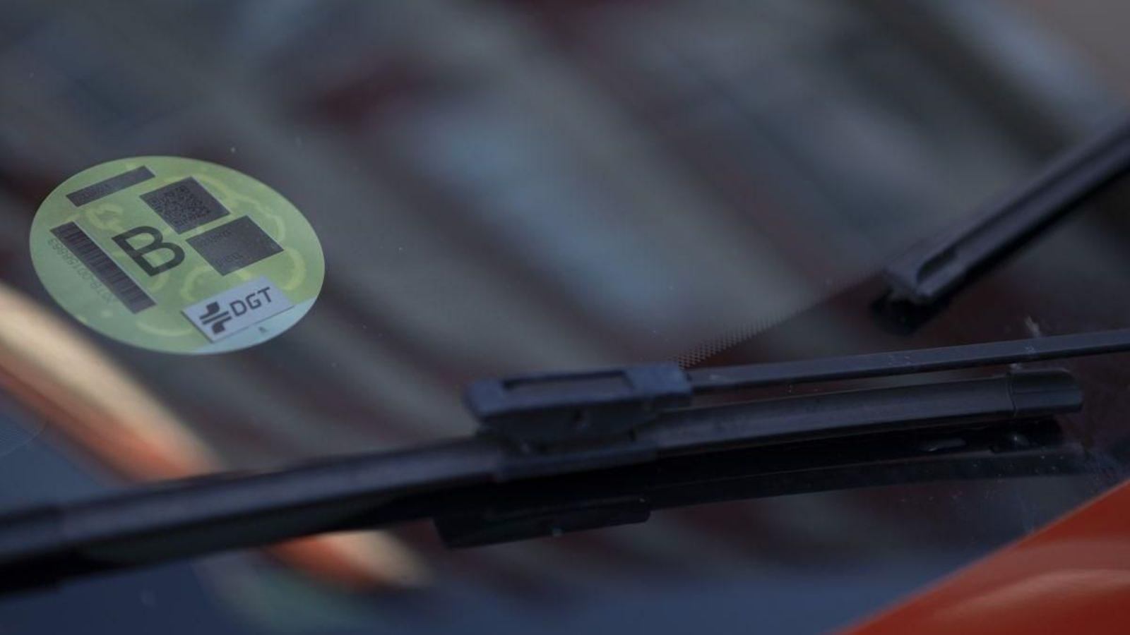 Un turismo de la ciudad con el distintivo medioambiental B en el parabrisas.