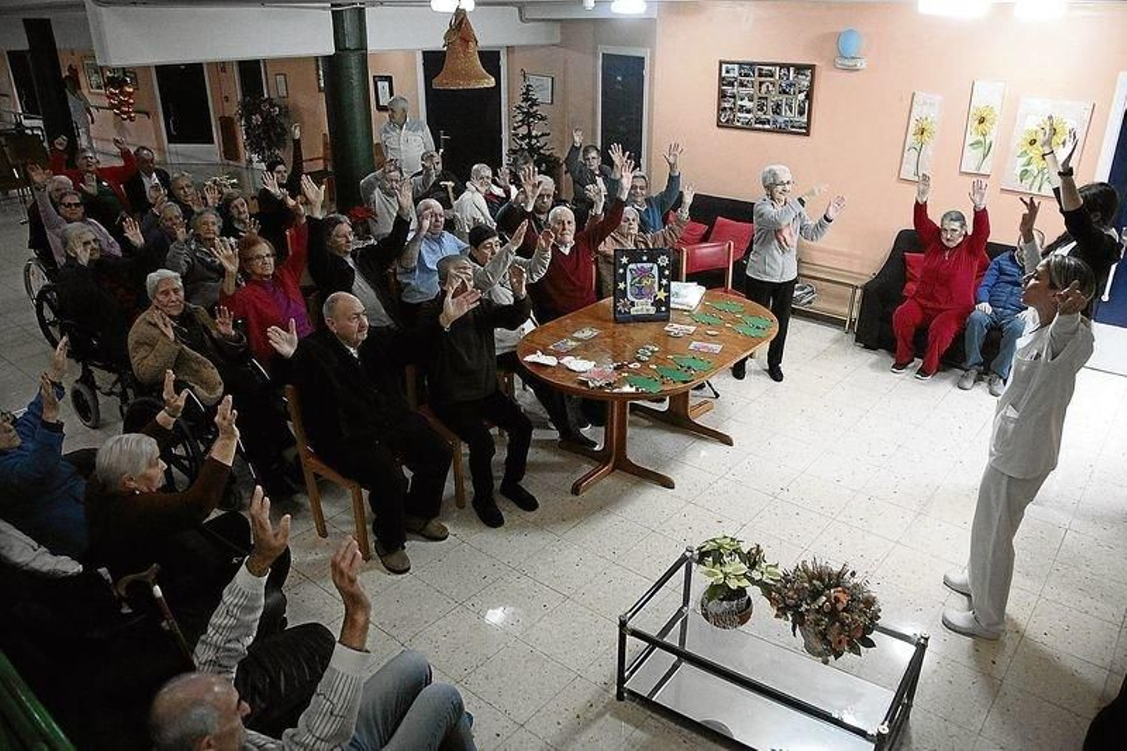 Los residentes de Nuestra Señora de la Esperanza bailaron al recordar las actividades del año. (MIGUEL ÁNGEL)