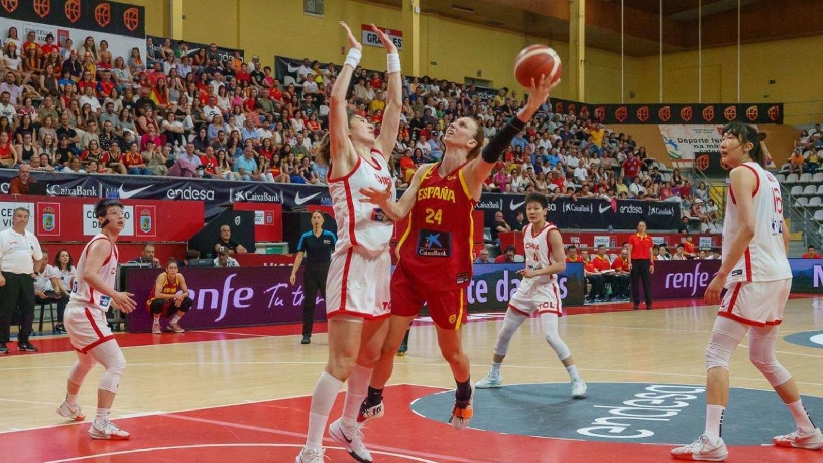 Laura Gil se lanza a canasta entre las dos gigantes chinas, Han Xu, de 2.11 -MVP del encuentro- y Sun Mengran, de 1.98, que trata de defender a la interior murciana, que se fajó con su 1.90.