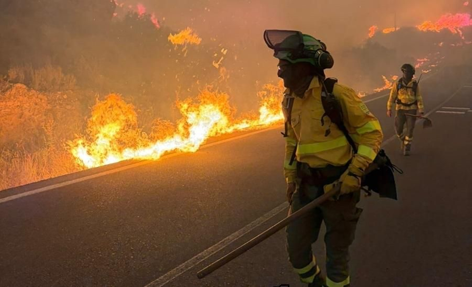 Los bomberos luchando contra el fuego en Los Gallardos