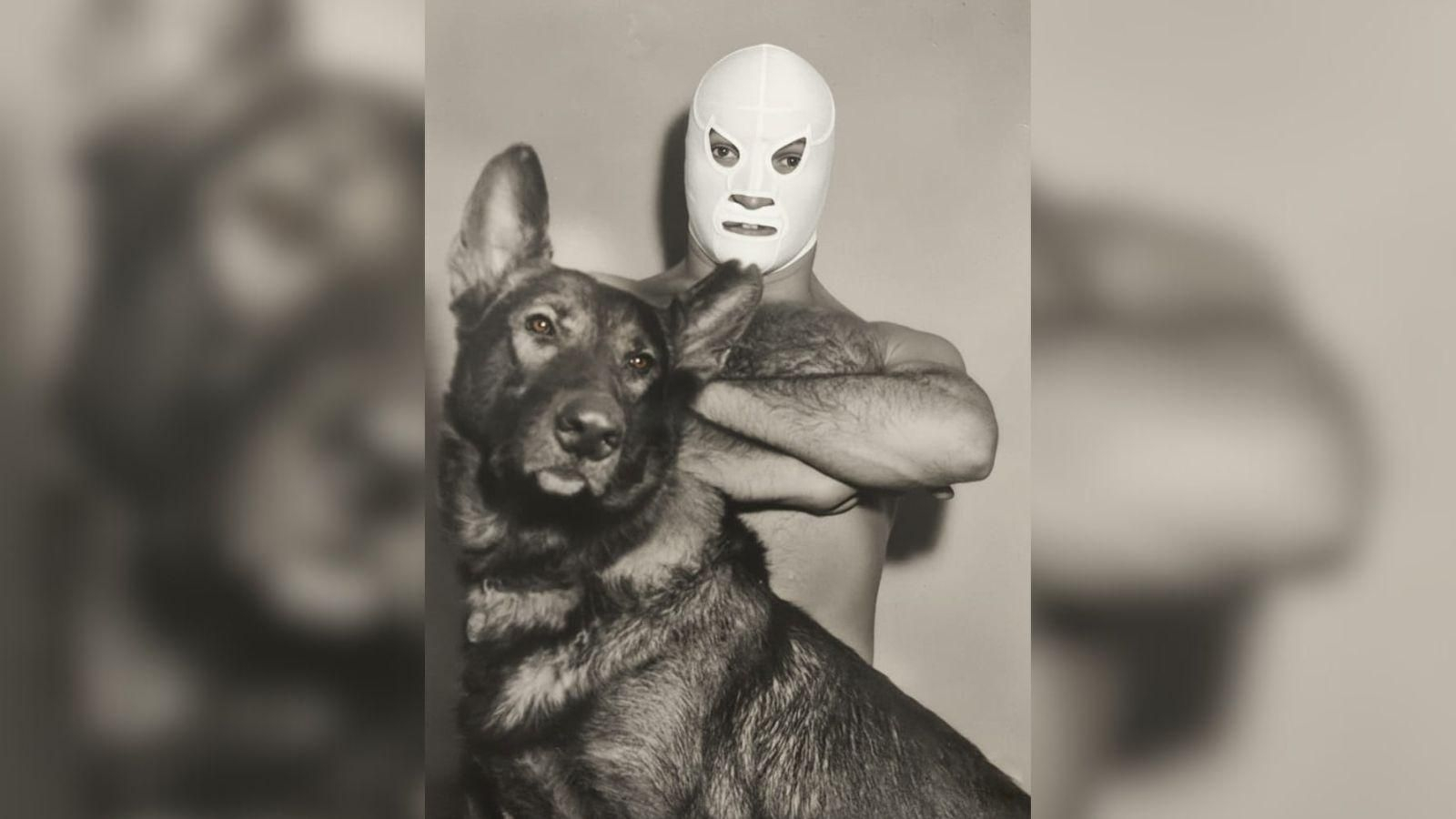 Su primer compañero era Bobby un perro lobo, con el que saltaba al cuadrilátero.