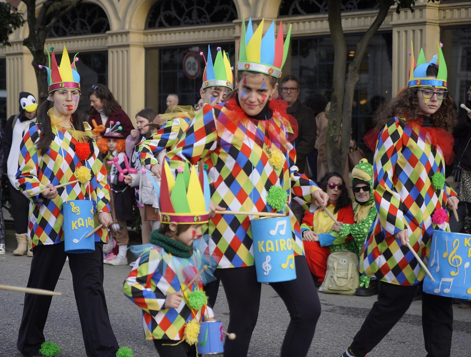 Galería | El desfile de comparsas del Entroido 2026 ilumina las calles de Vigo