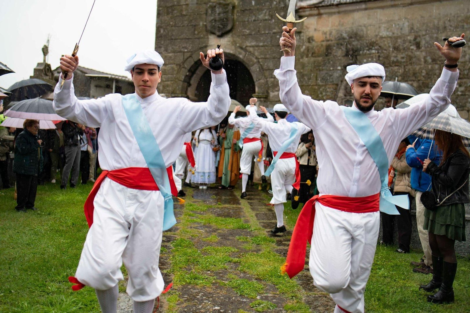 Los danzantes junto con Adán y Eva en la  iglesia de San Xoán de Laza.