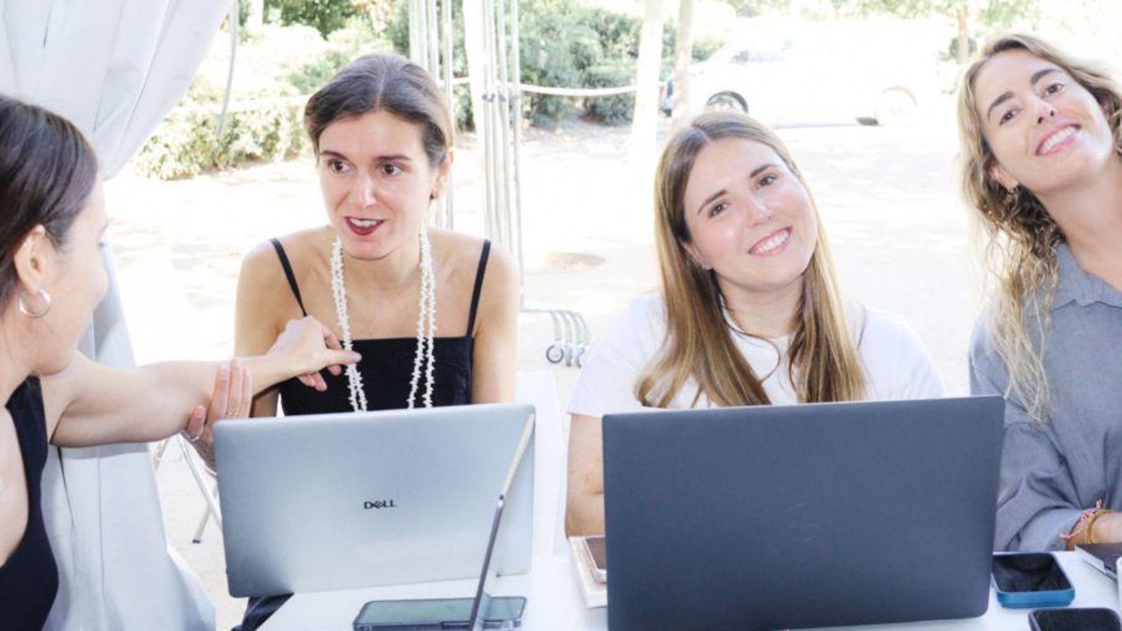 Equipo de Adolfo Domínguez trabajando durante la última Madrid Fashion Week.