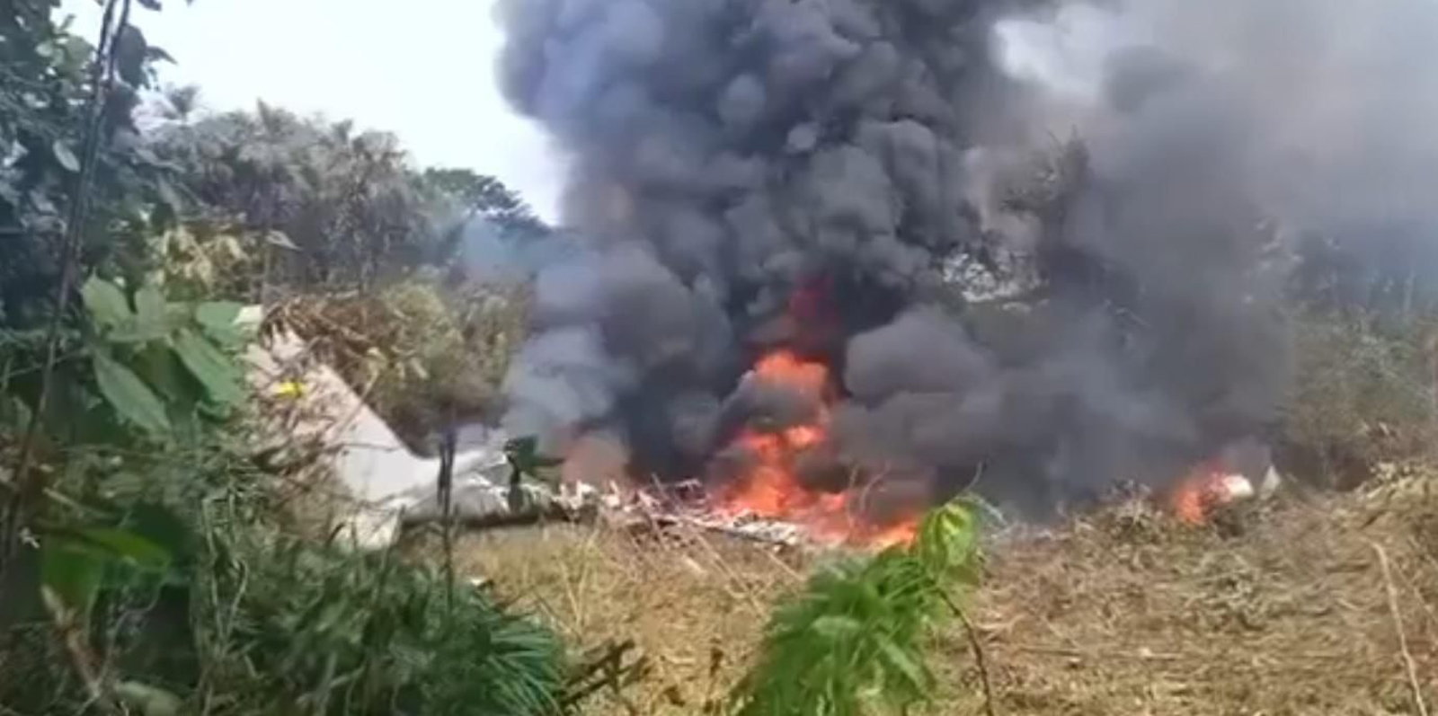 Incendio derivado de la caída de un avión militar en Colombia