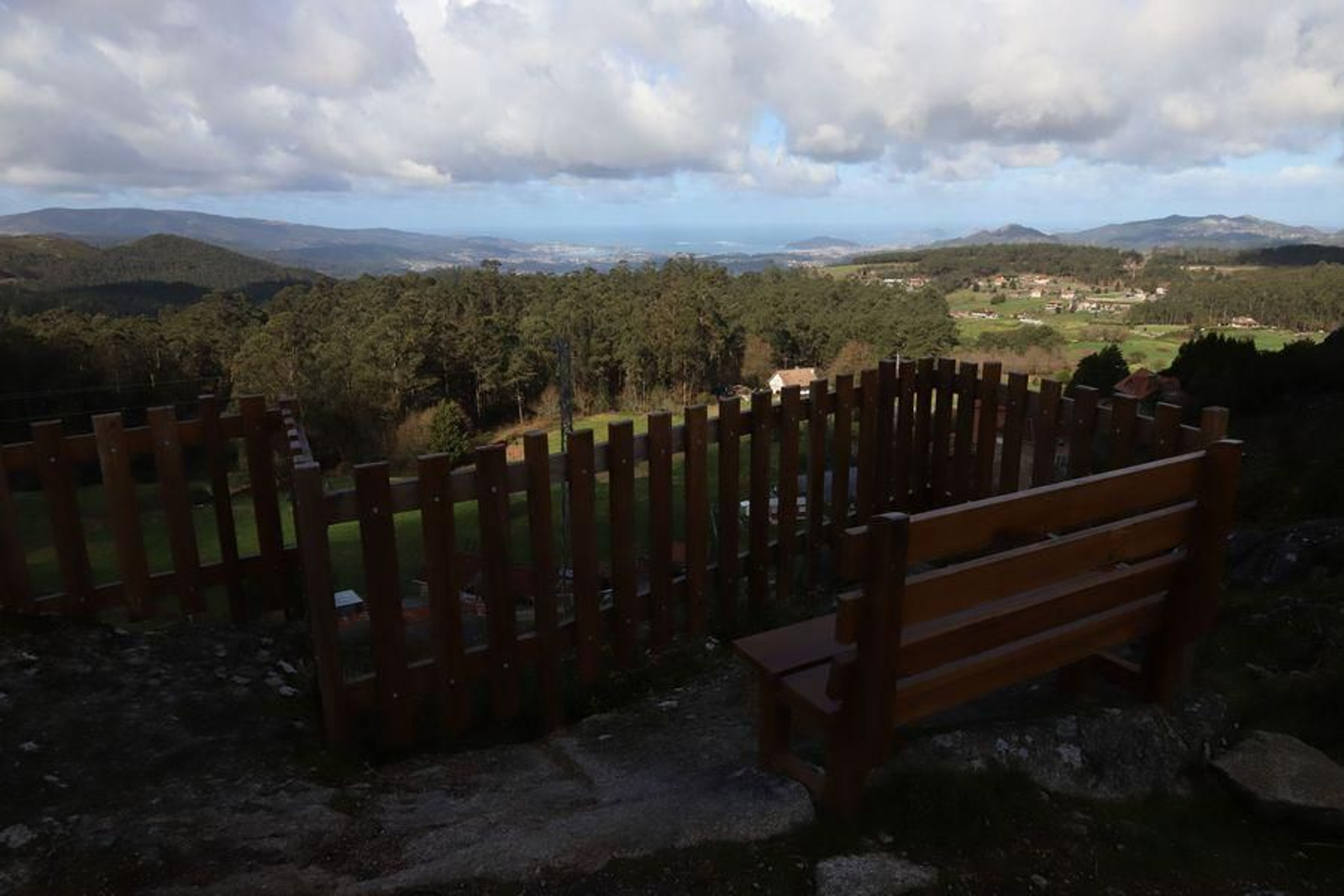 El banco instalado el Prado, Gondomar en 2020 es el más elevado de los tres, a una cota que ronda los 600 metros sobre el nivel del mar.