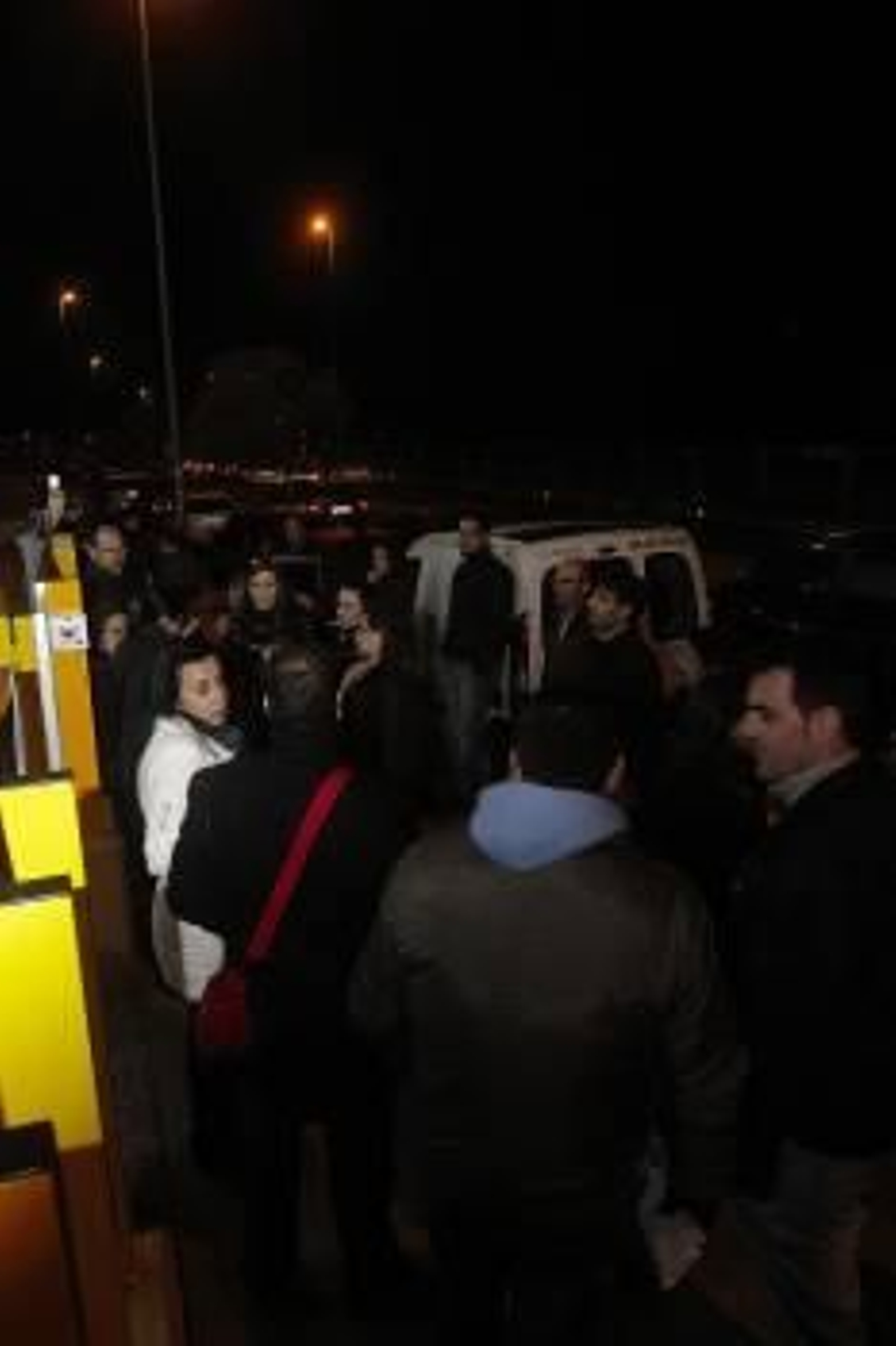 Los padres a las puertas del centro momentos antes de la reunión. (Foto: MARTIÑO PINAL)