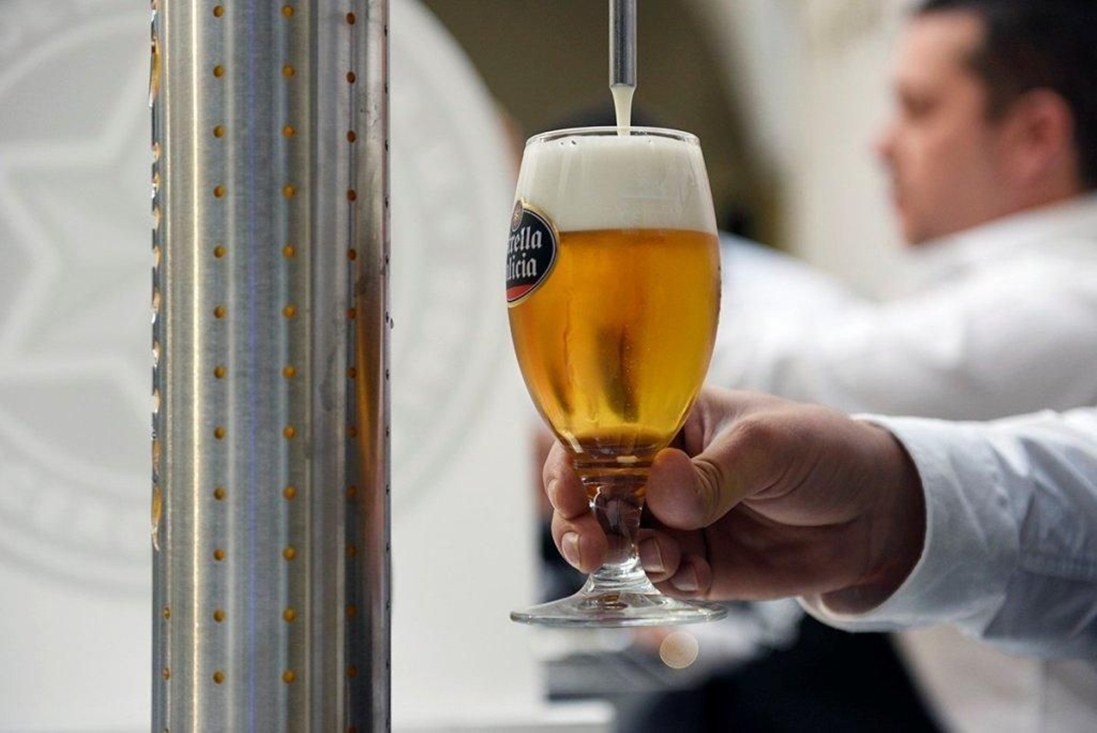 Detalle de como debe ser una caña de cerveza perfecta, cuyo tiraje tienen sus tiempos.