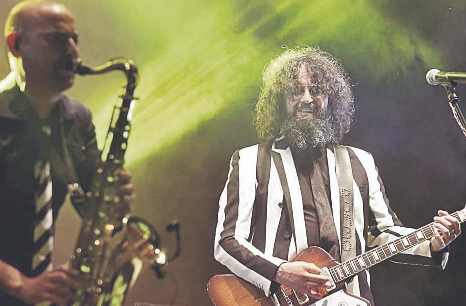 Andrés Montes, con su guitarra sobre el escenario.