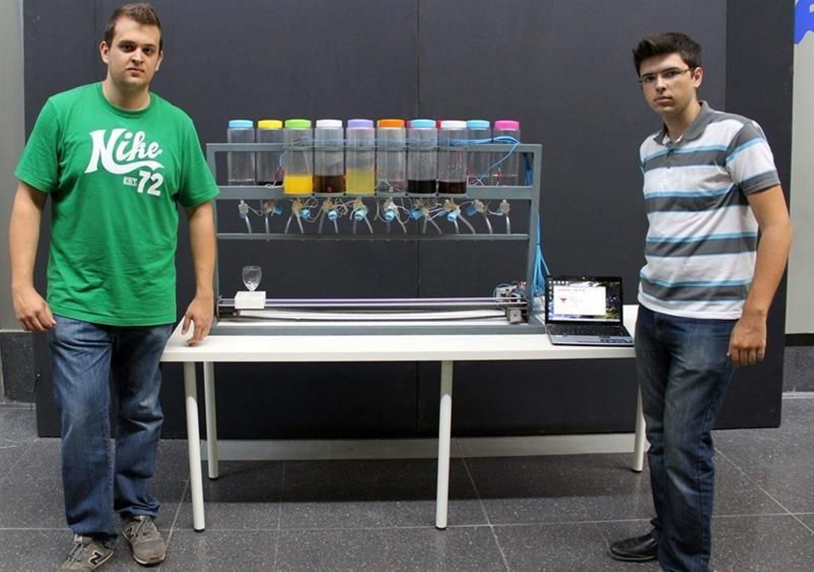 Dos estudiantes de Ingeniería Industrial de la Universidad Miguel Hernández (UMH) de Elche, Emilio López Juárez (i) y Juan Carlos BlayTorregrosa, han diseñado un robot, llamado "UrCocktail". (EFE)