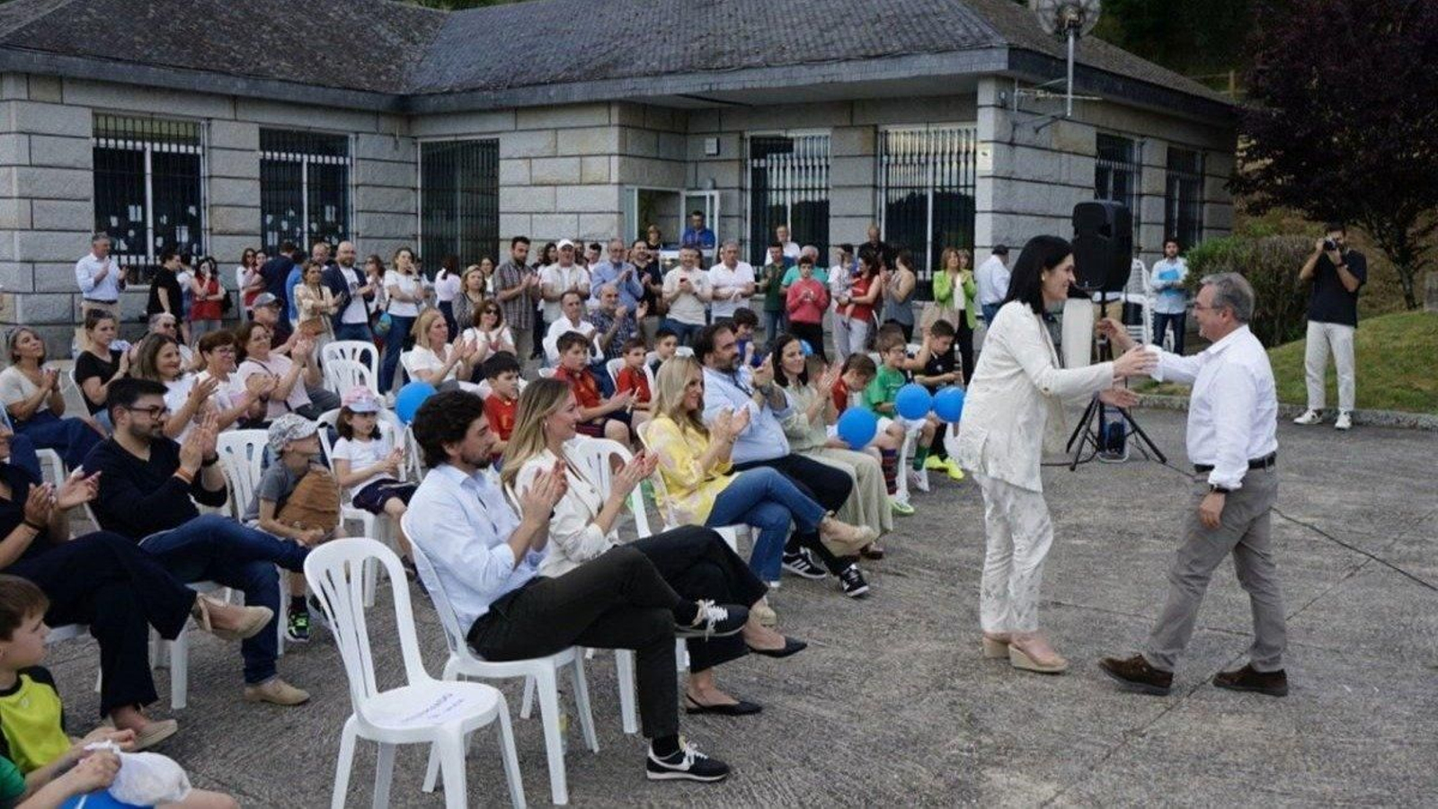 Paula Prado e Luis Menor saúdase no acto de San Cibrao.
