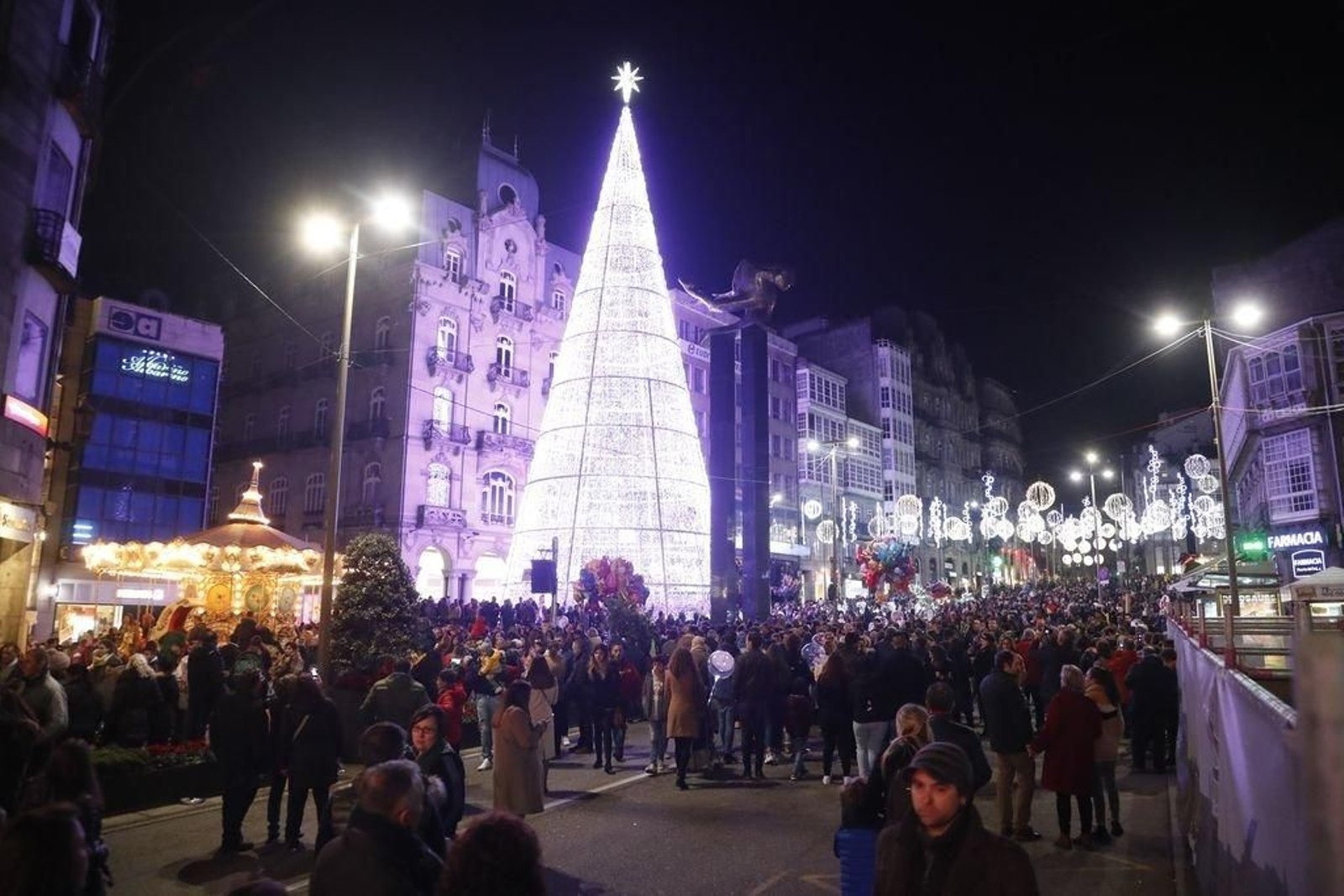 Los turistas invaden Vigo en el Puente248
