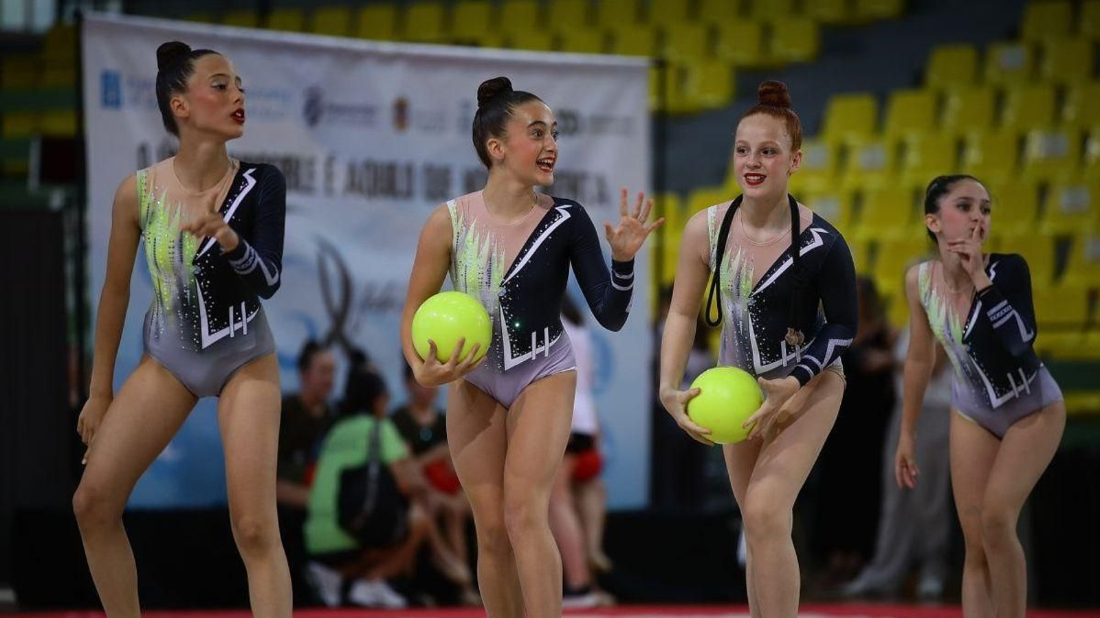 Los momentos previos a la competición en el tapiz del Pavillón de Os Remedios.
