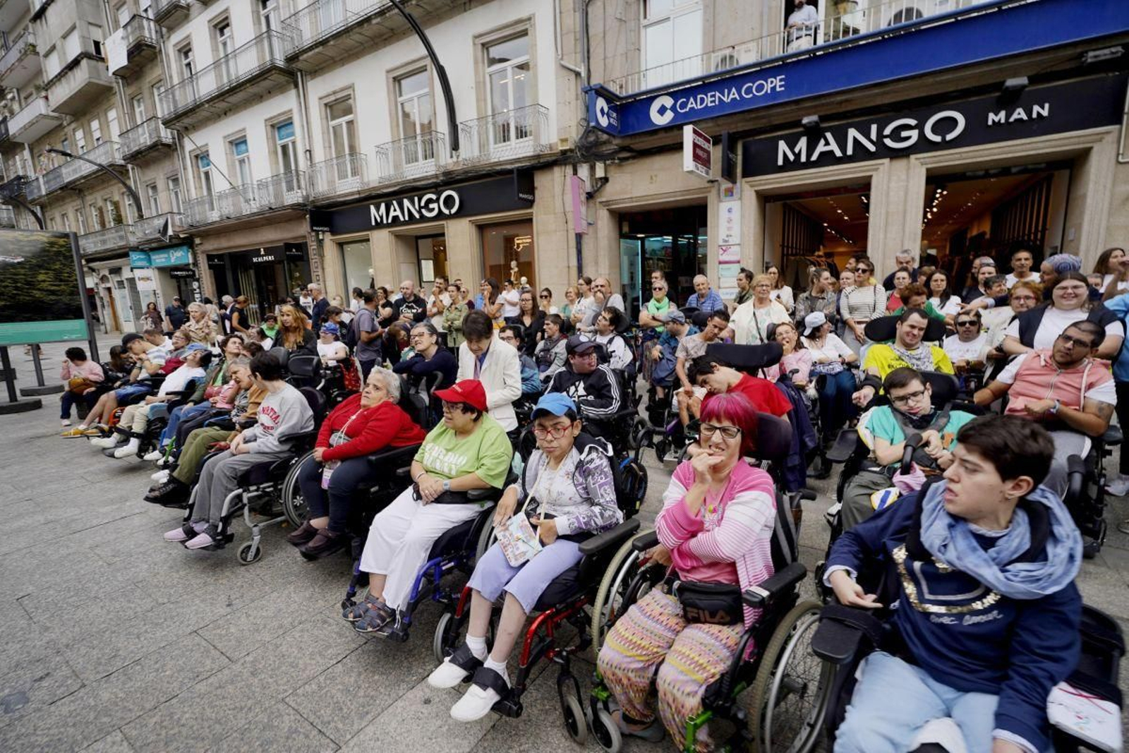 Los usuarios asistieron a la celebración del Día Mundial en la calle del Príncipe, donde se leyó el manifiesto. Al lado, Consuelo Somoza sosteniendo el micrófono para un usuario.