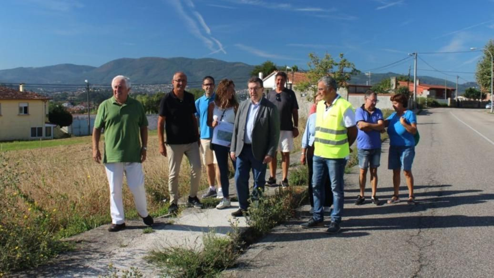 El alcalde de Nigrán con el diputado Carlos Font visitando la zona de la obra.