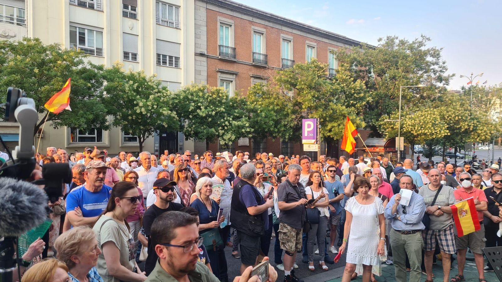 Miembros de la Asociación durante la entrega de firmas contra la Ley de la Memoria Democrática