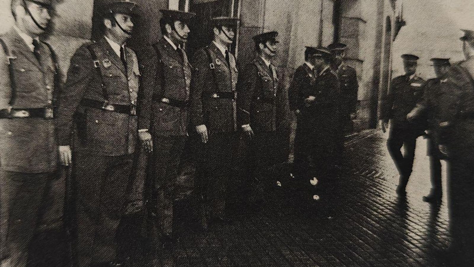 El general subinspector de la Policía Armada pasando revista en Orense.