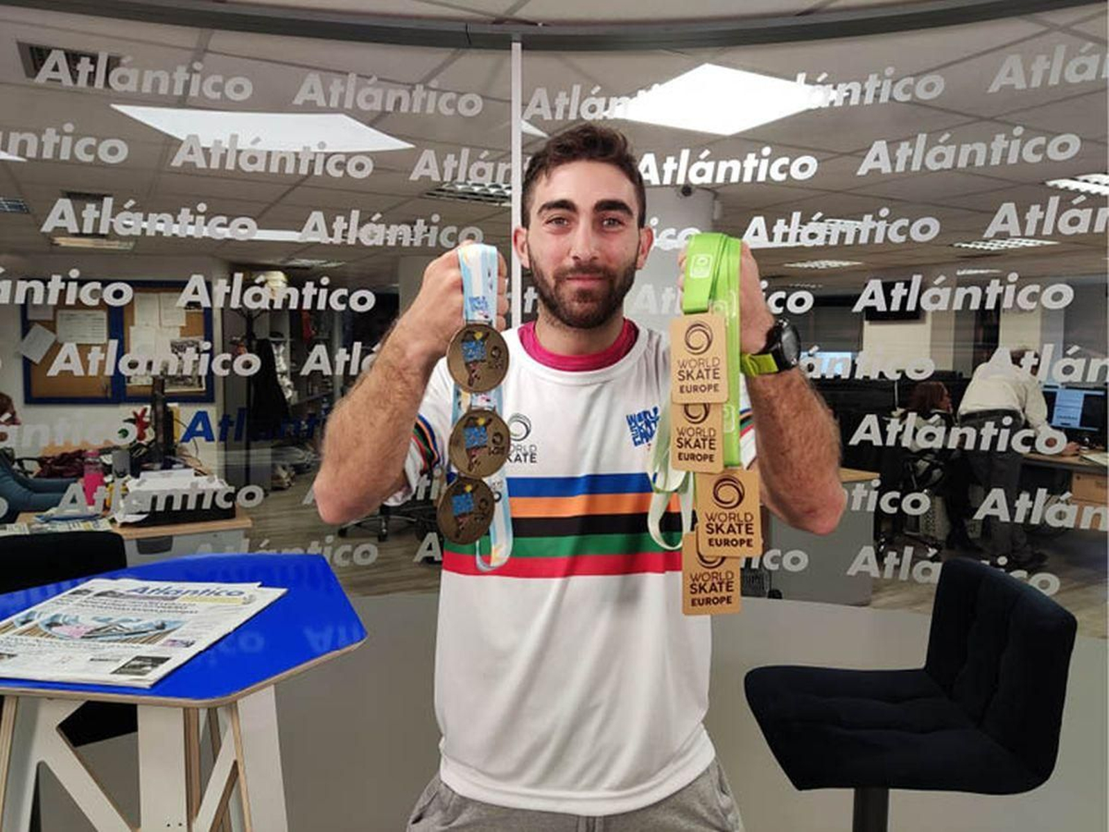 Chevy Guzmán acudió al set de Atlántico con las medallas.