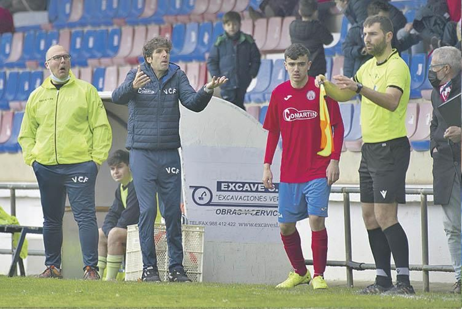 El técnico Juanjo Vilachá pide explicaciones en la banda del Arjiz.