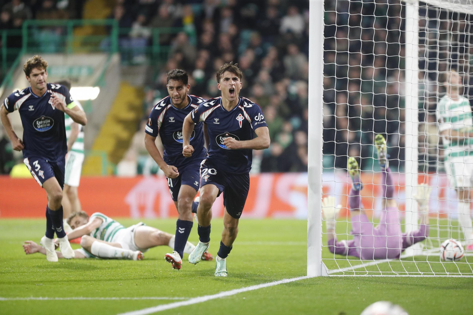 Javi Rodríguez celebra con rabia, junto a Marcos Alonso y Sebastian Cáceres, ayer en el Celtic Park, el primero de sus dos goles en la remontada europea del Celta anoche en tierras escocesas.