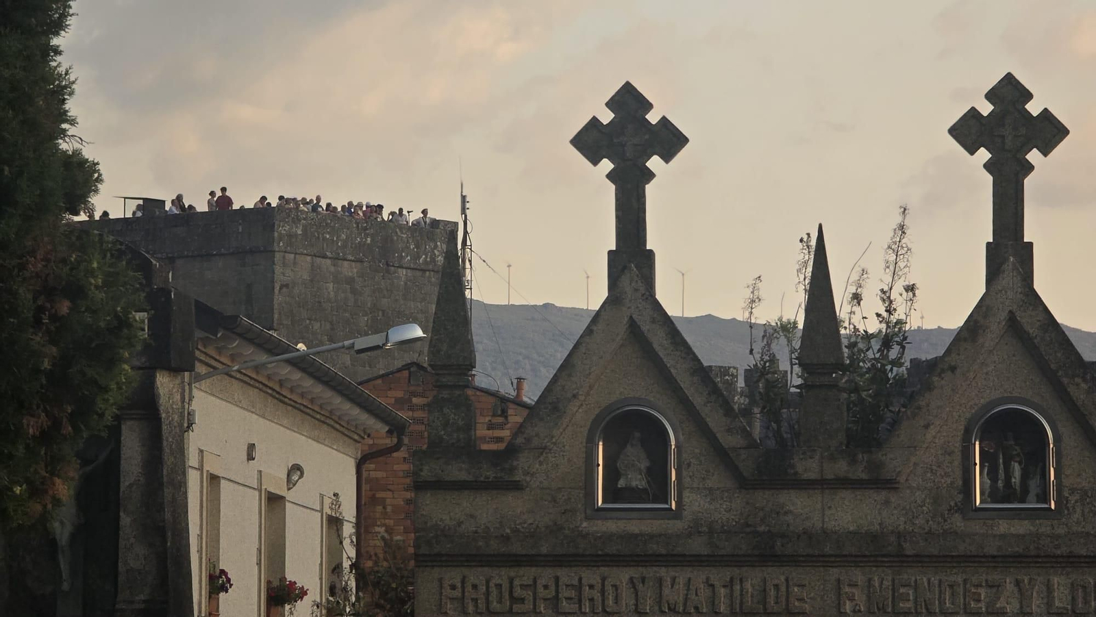 Galería | Un cementerio para mirar al cielo: un silencioso mirador para el eclipse total solar