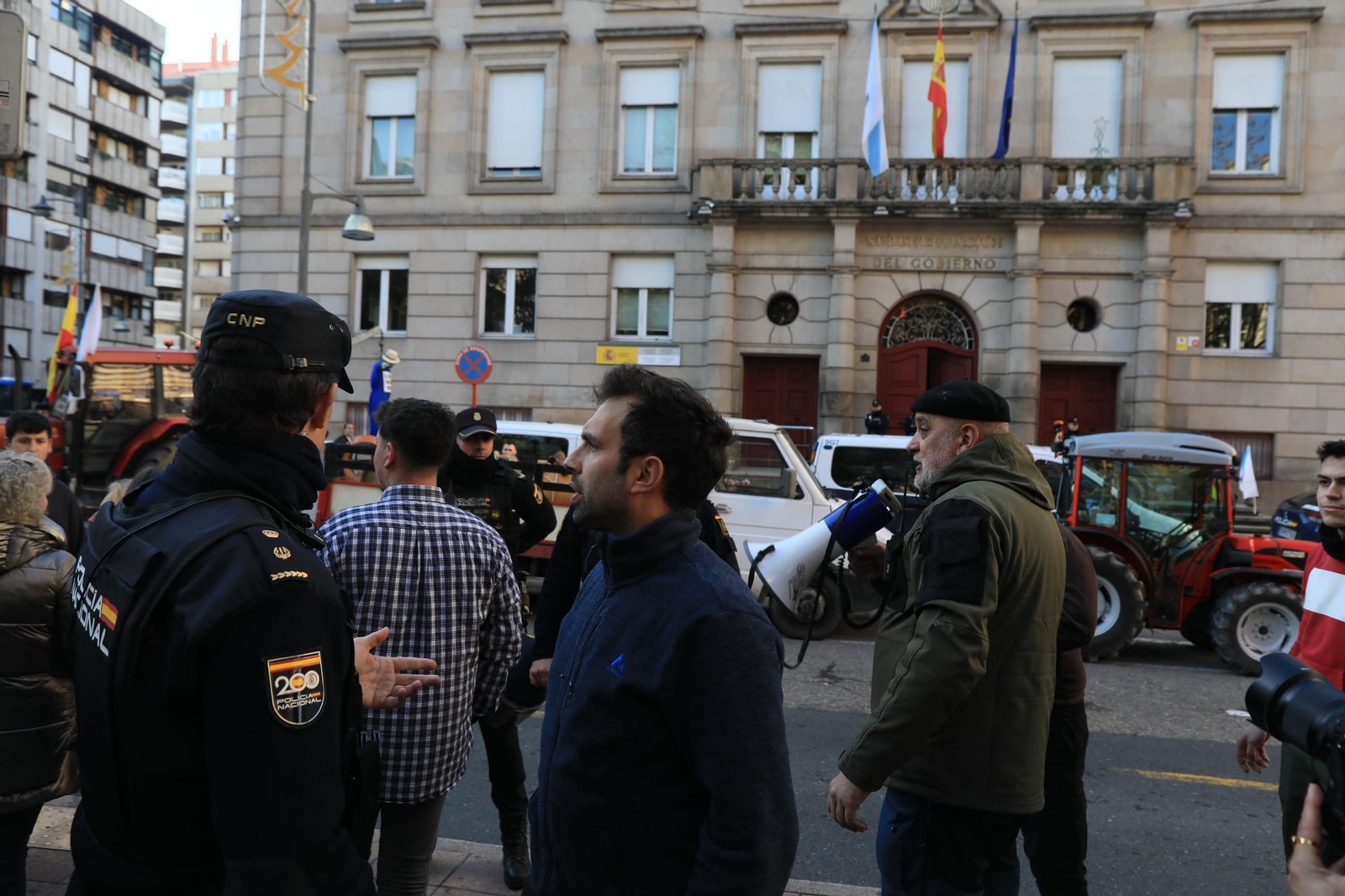 Galería | Los tractores toman Ourense y San Cibrao: "Se non estamos nós, vanse queimar ata as persianas dos edificios"