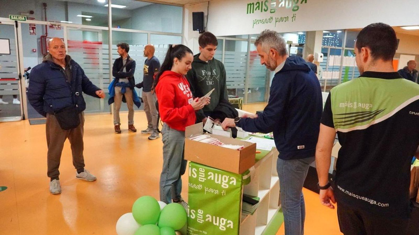 David Posada, de la Federación Galega, repartió dorsales ayer.