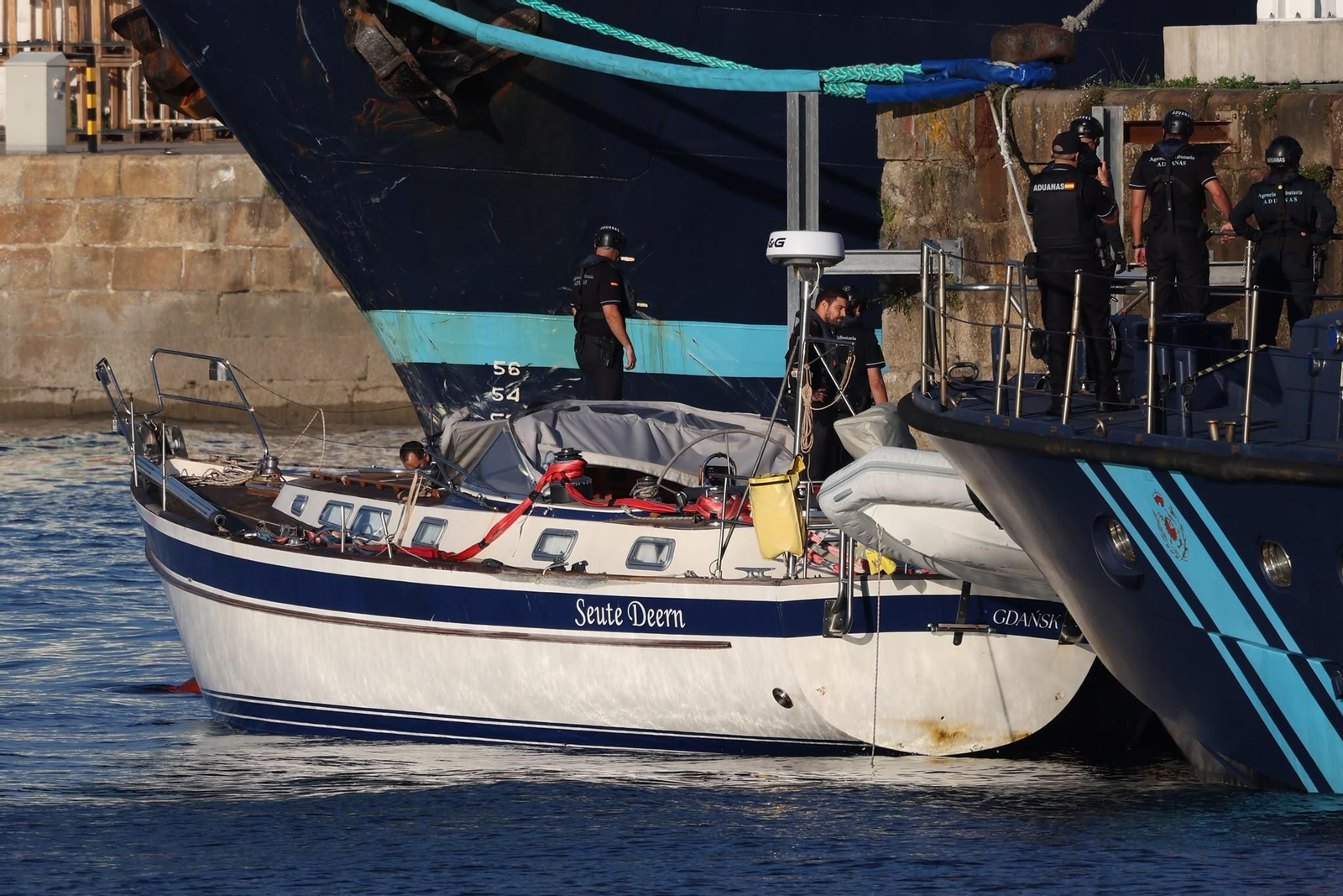 El dispositivo desplegado en Vigo por la llegada del velero incautado.