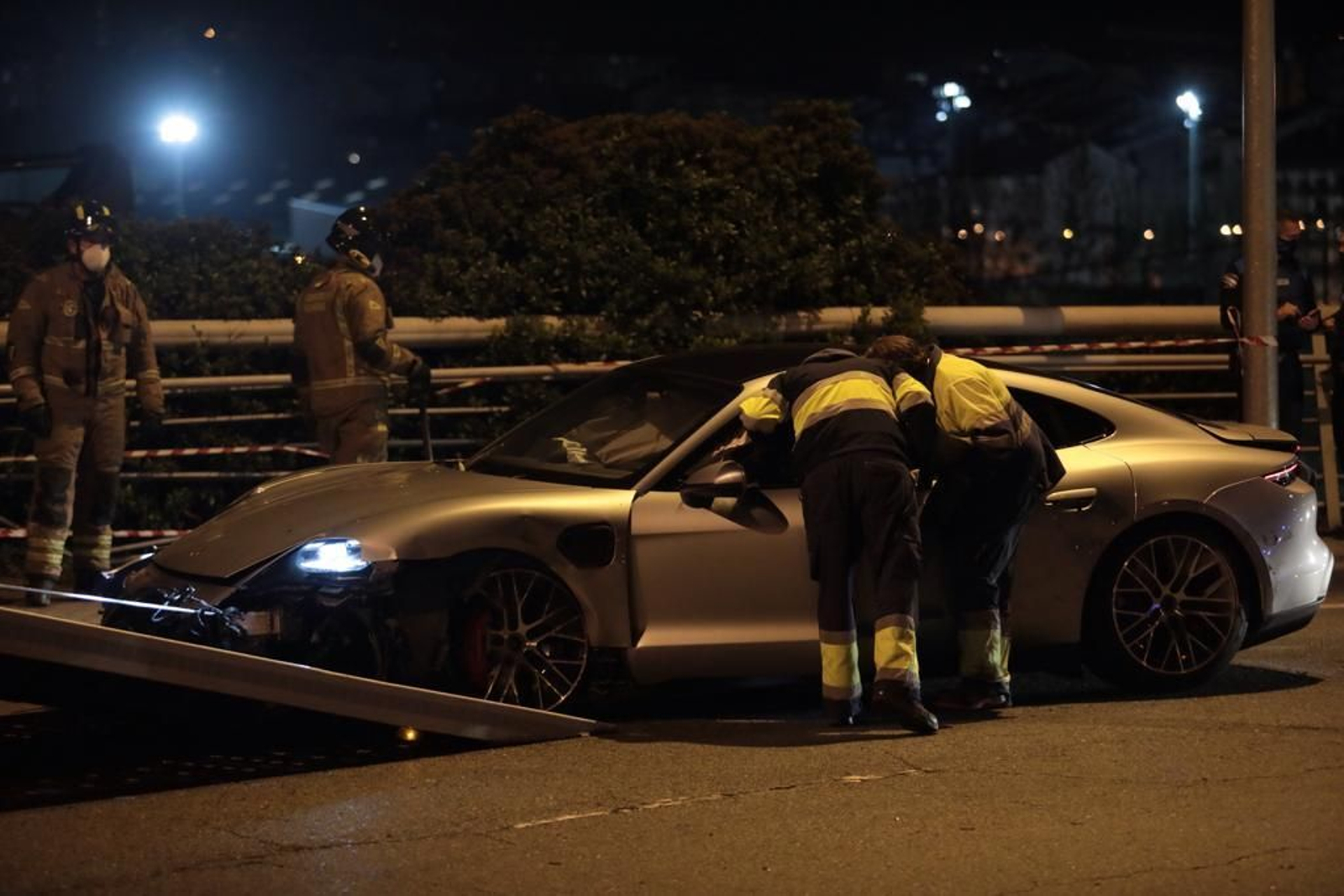 El coche accidentado en Ourense (JOSÉ PAZ)