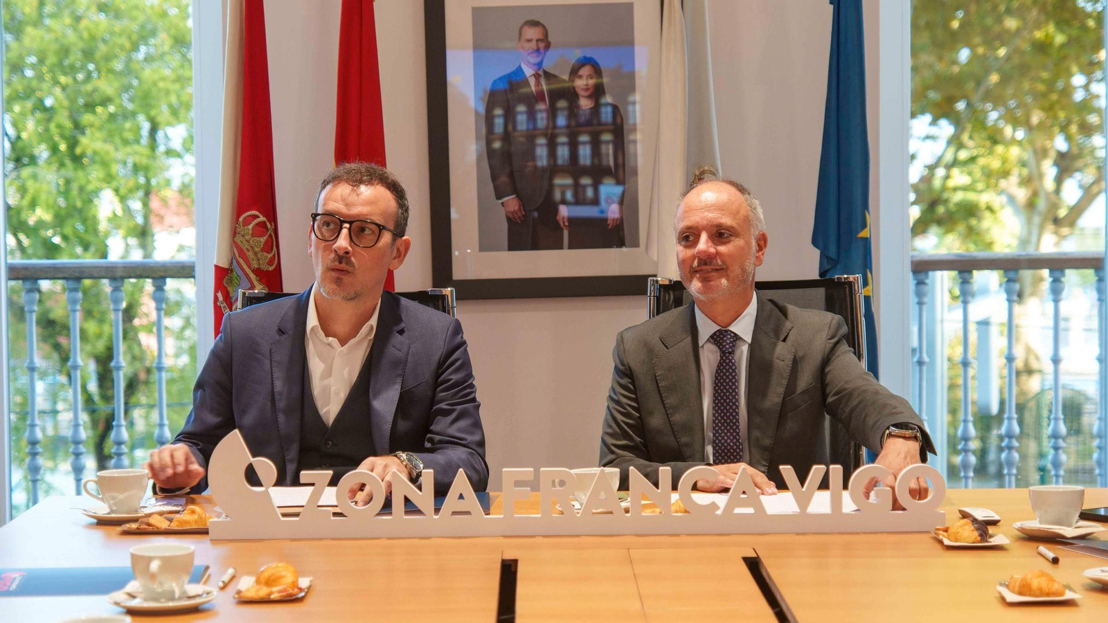 Francisco Rodríguez-Fernández, de Funcas, con el delegado de Zona Franca, David Regades.