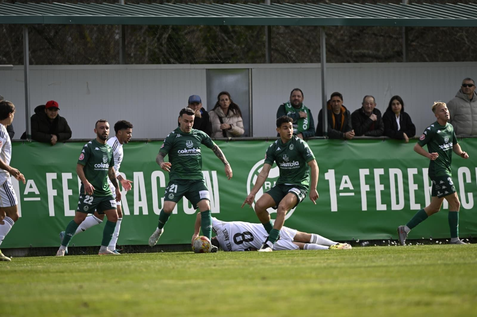 Galería | Espiñedo disfruta del sol y fútbol en el estreno de Juanfran García al frente del Arenteiro