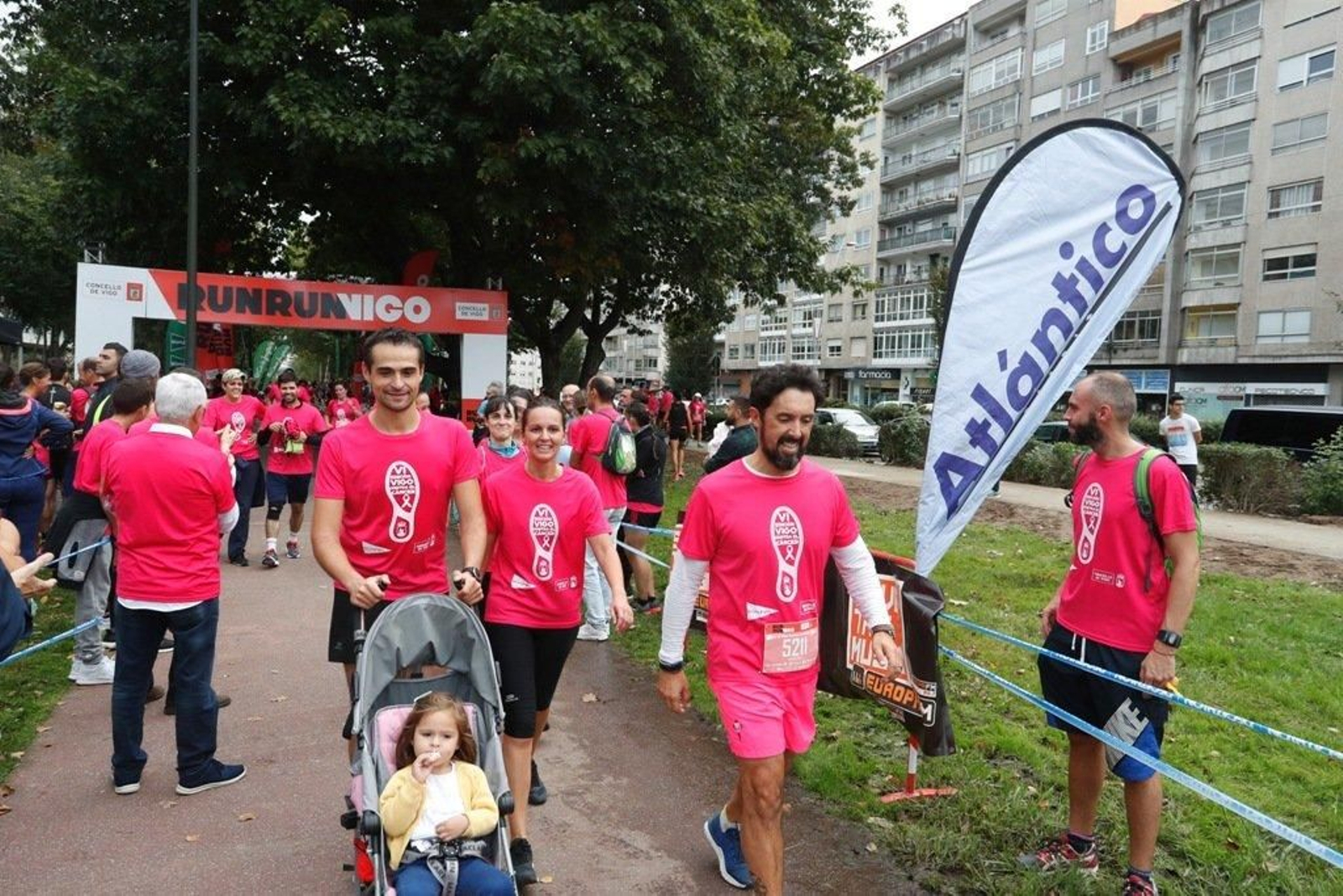 El color rosa abarrotó la Avenida de Castelao - JV Landín 085