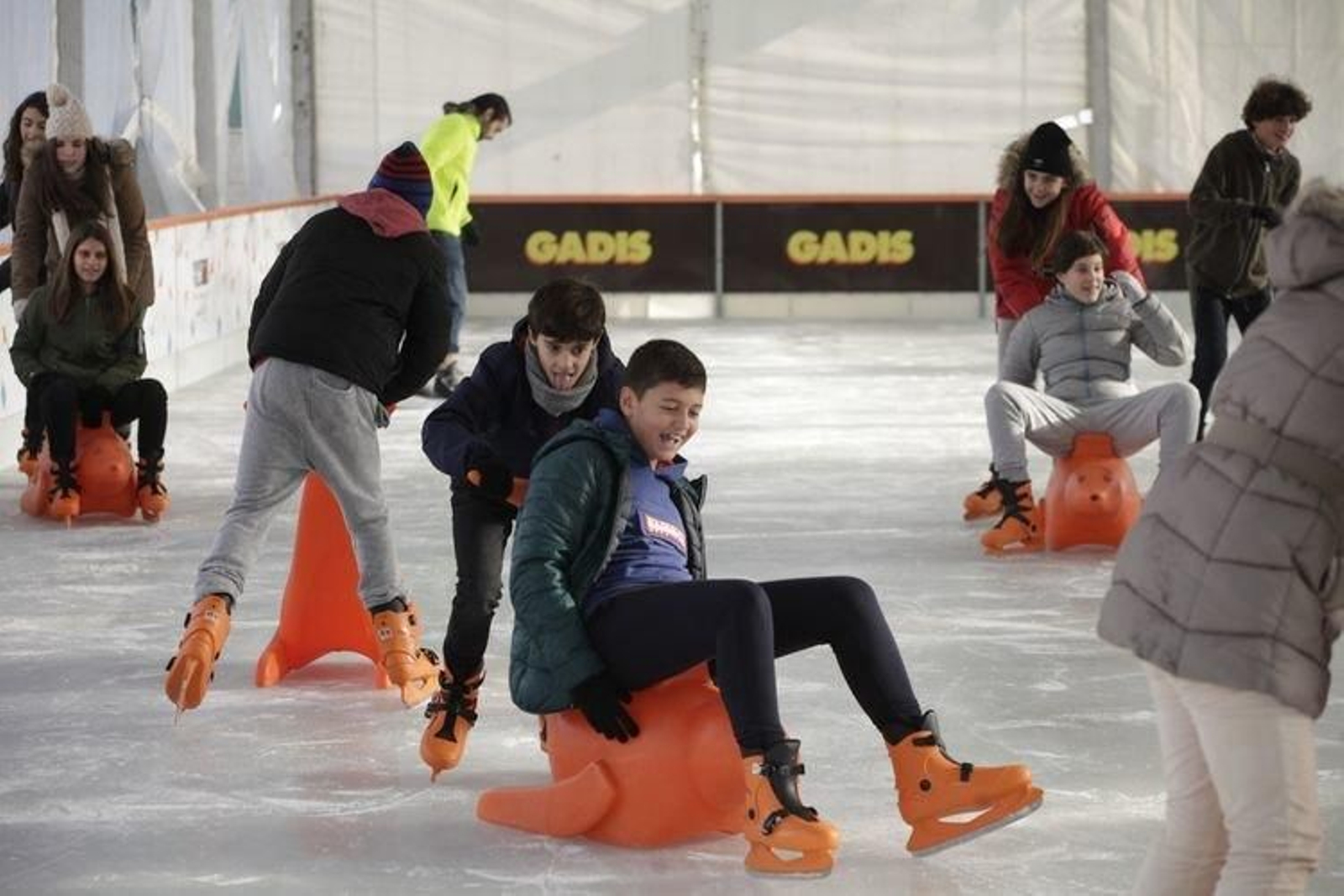 Pista de hielo en el centro comercial Pontevella. Foto: Xesús Fariñas