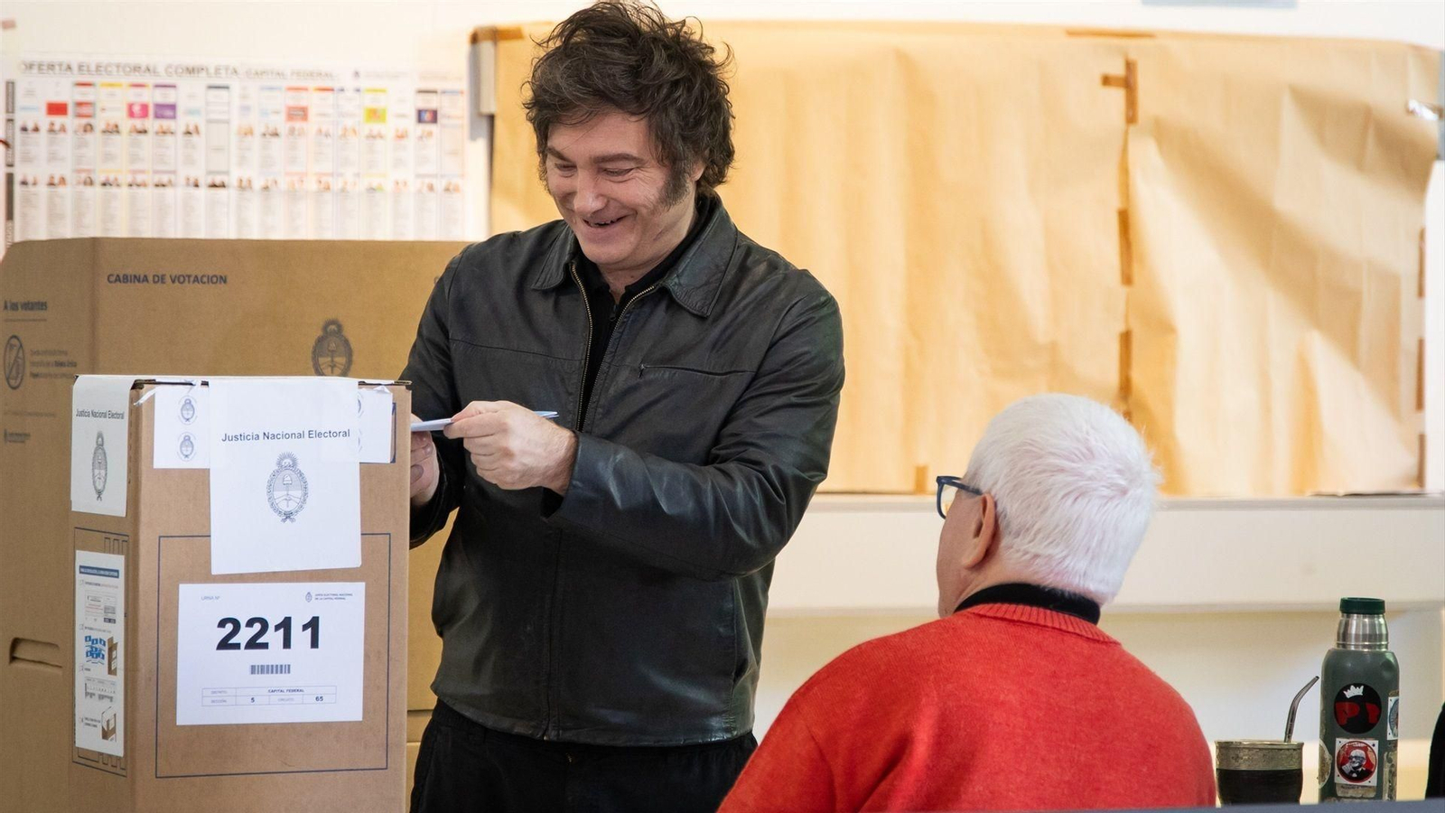 El presidente Milei emitiendo su voto en las elecciones argentinas.