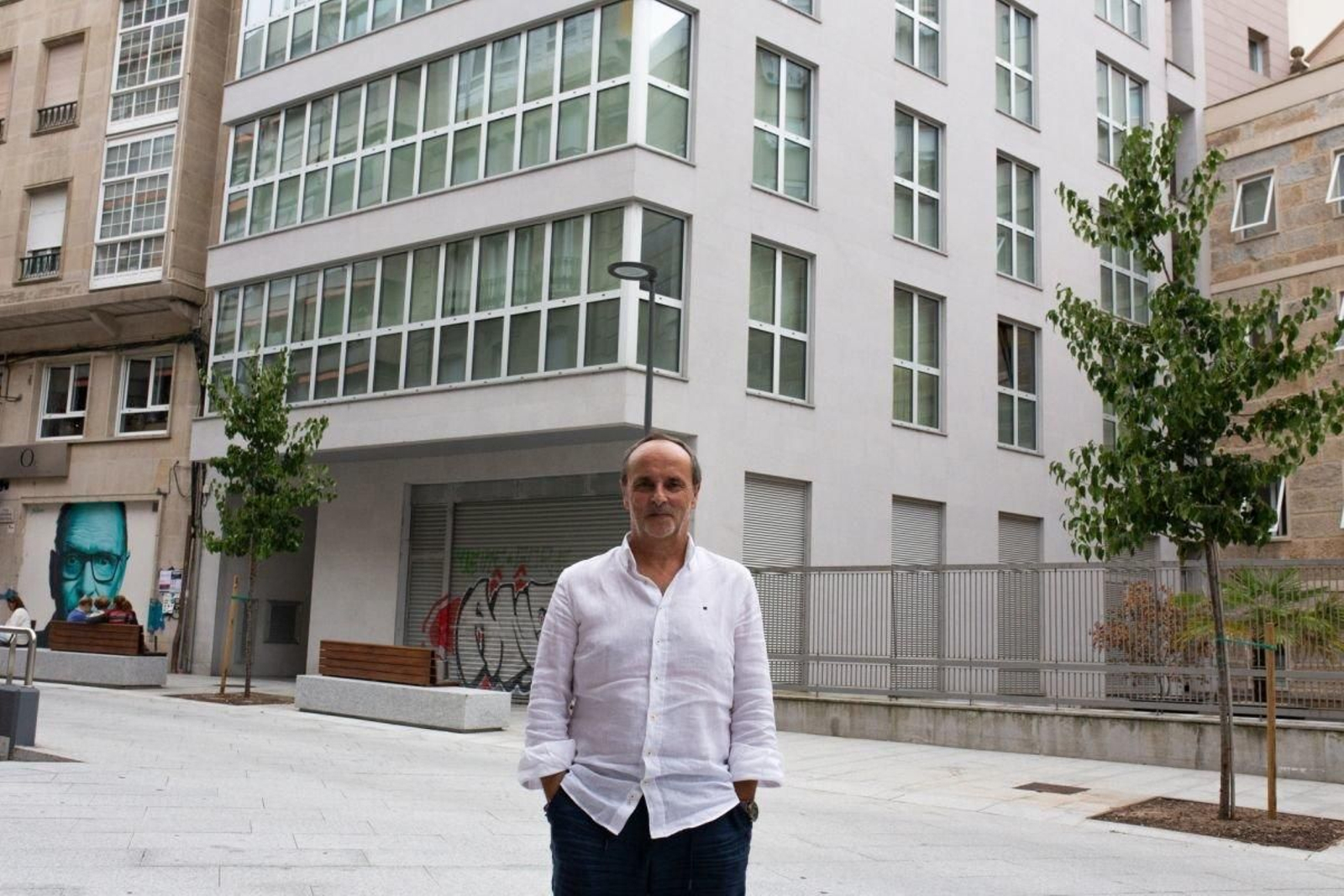 José Benito López, ante el edificio de la polémica.