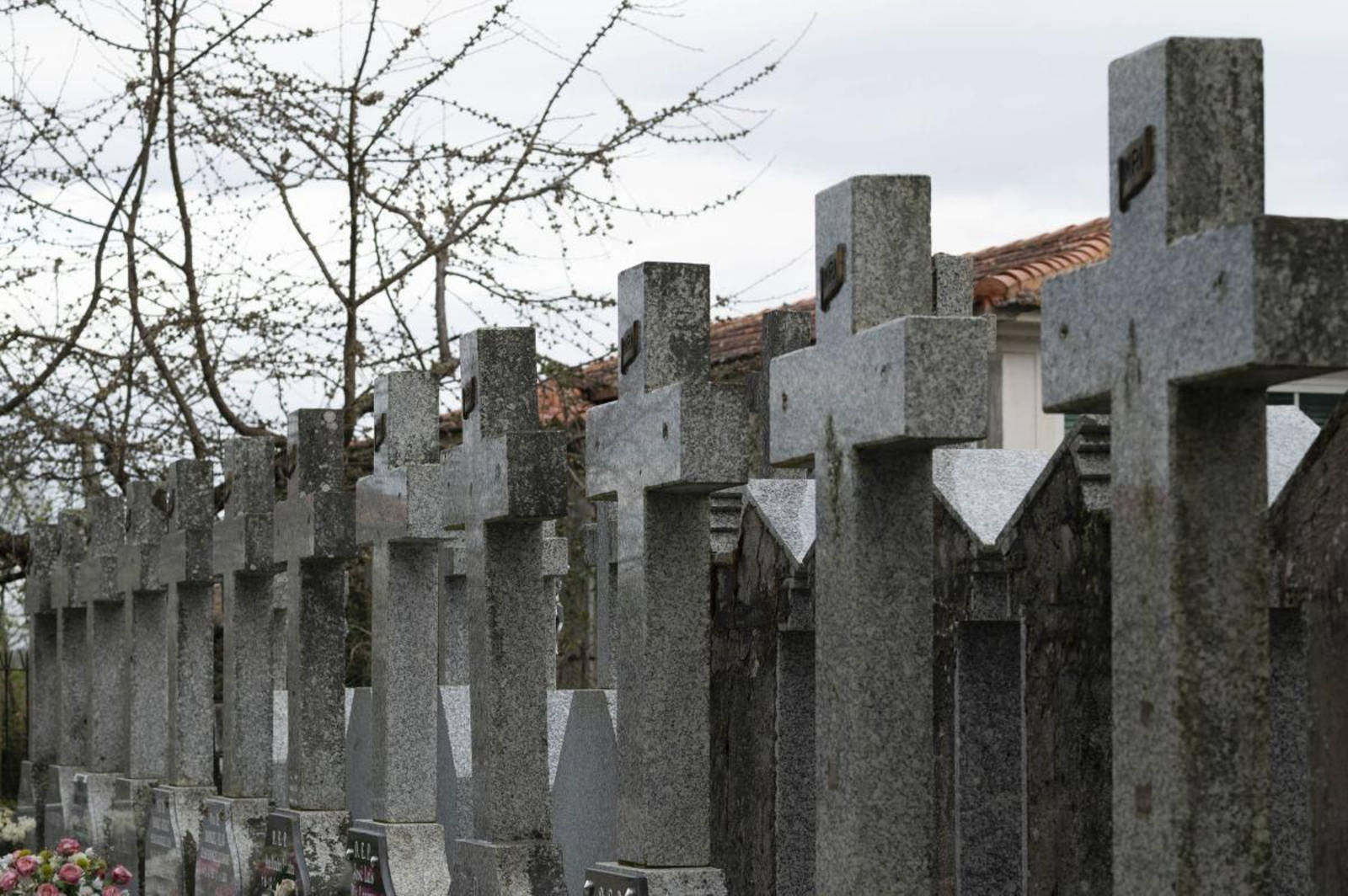 Las marcas de los robos se podían ver ayer en el cementerio de O Casariño (Celanova), con cruces huérfanas de los cristos.