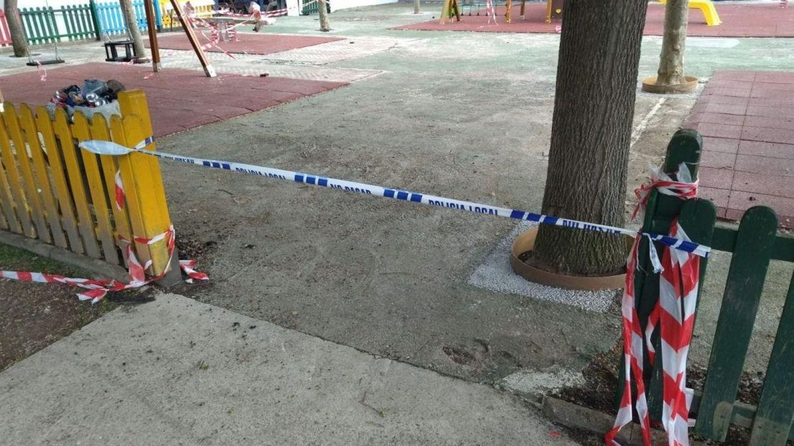 La Policía Local tuvo que volver a colocar cintas para cerrar el paso a un parque en O Barco por remodelación.