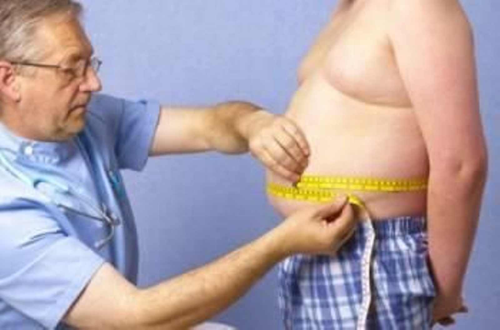 Un nutricionista mide el perímetro abdominal de un paciente. (Foto: ARCHIVO)